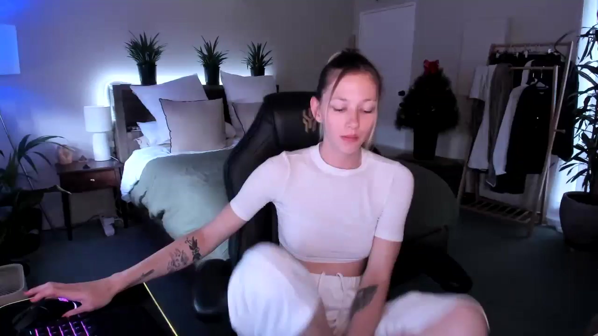 Gallery image thumbnail from Alice_NZ's myfreecams stream on, 12/24/2023, 04:07 image 13 of 20