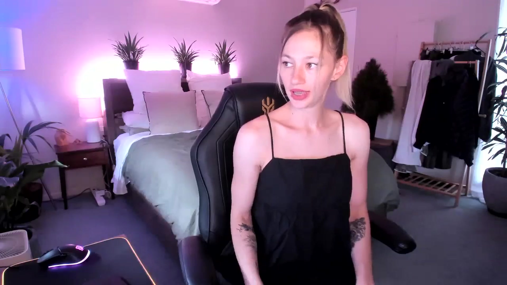 Gallery image thumbnail from Alice_NZ's myfreecams stream on, 12/31/2023, 24:00 image 15 of 20