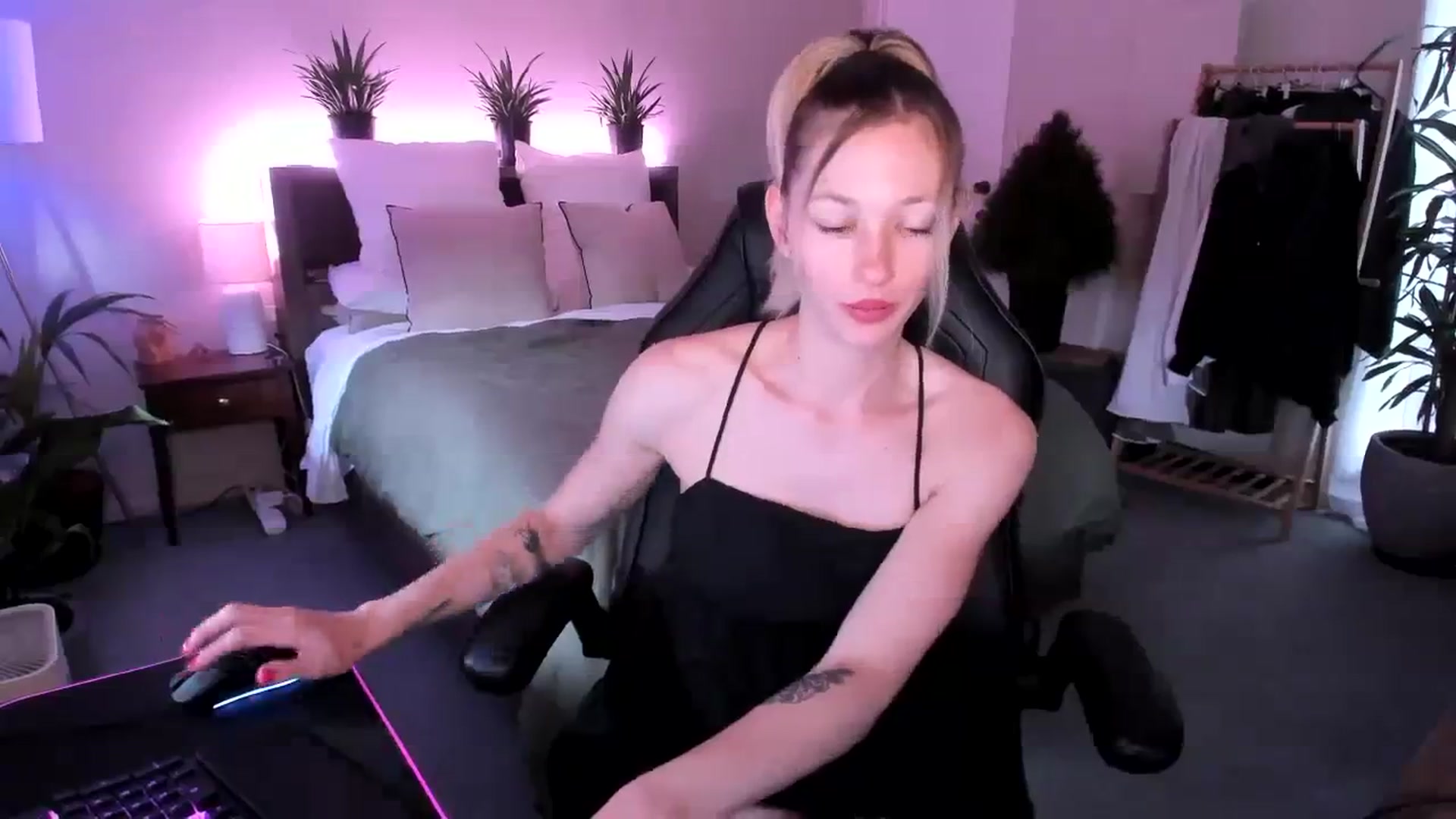 Gallery image thumbnail from Alice_NZ's myfreecams stream on, 12/31/2023, 24:00 image 9 of 20