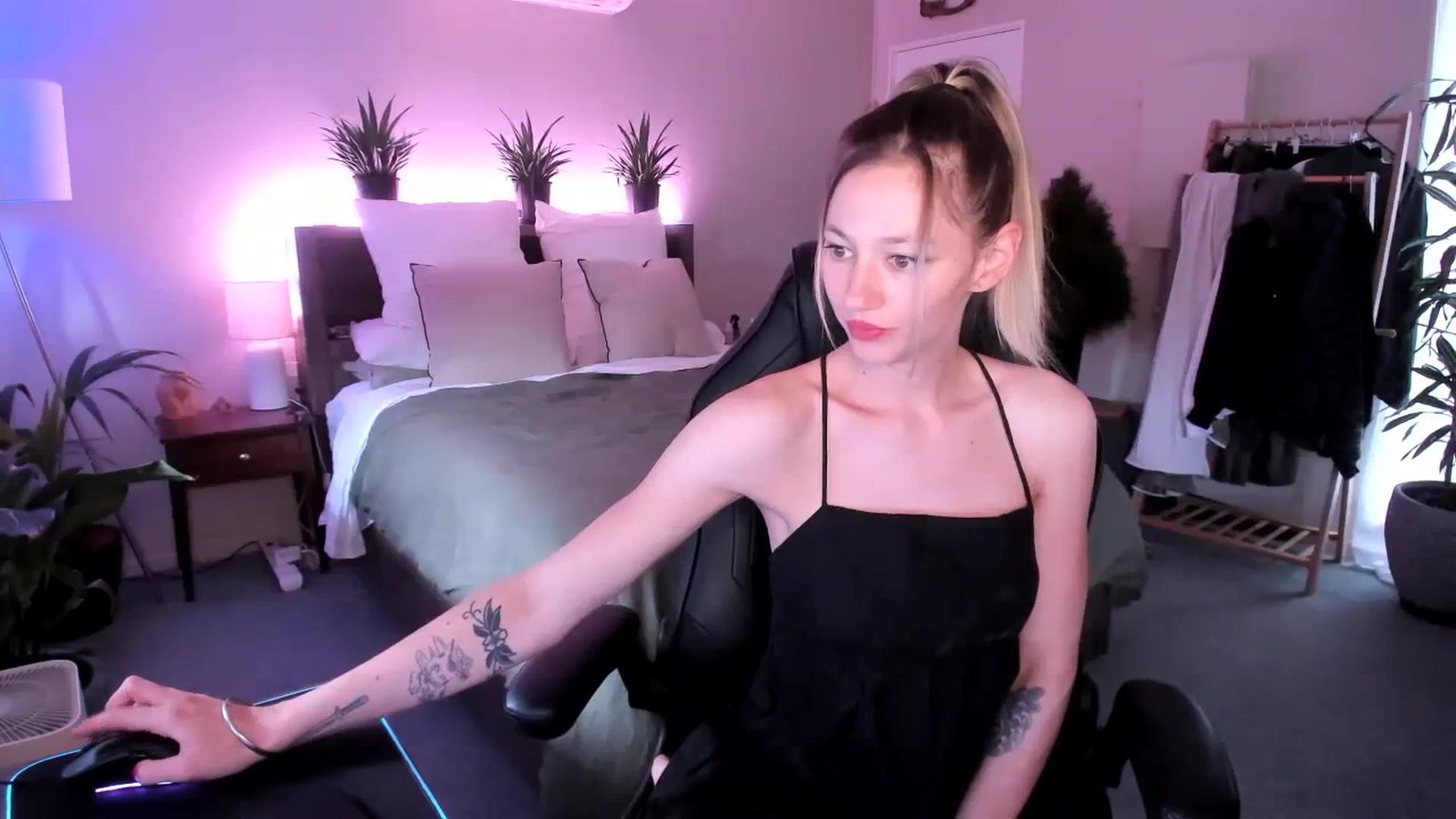 Gallery image thumbnail from Alice_NZ's myfreecams stream on, 12/31/2023, 24:00 image 19 of 20