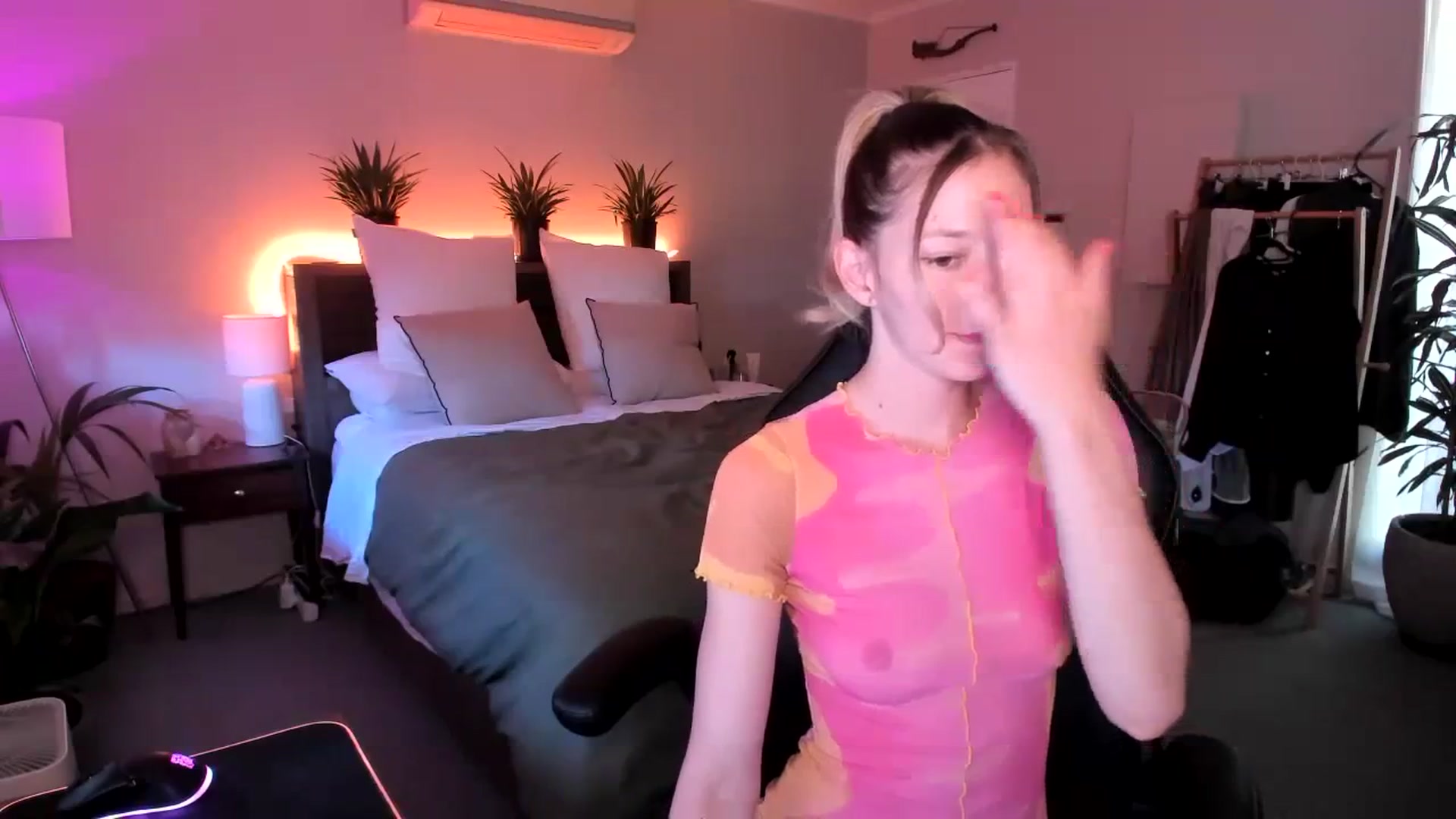 Gallery image thumbnail from Alice_NZ's myfreecams stream on, 01/03/2024, 02:36 image 6 of 20