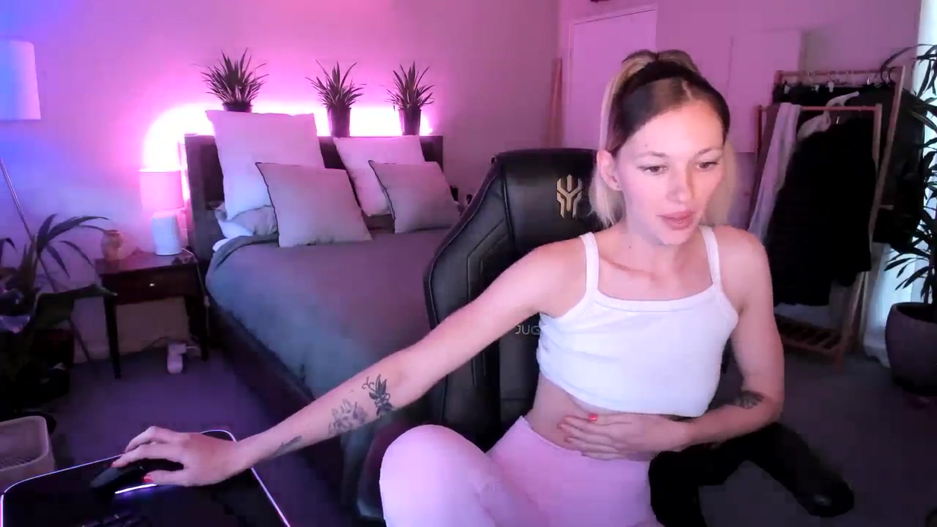 Gallery image thumbnail from Alice_NZ's myfreecams stream on, 01/06/2024, 06:05 image 8 of 20