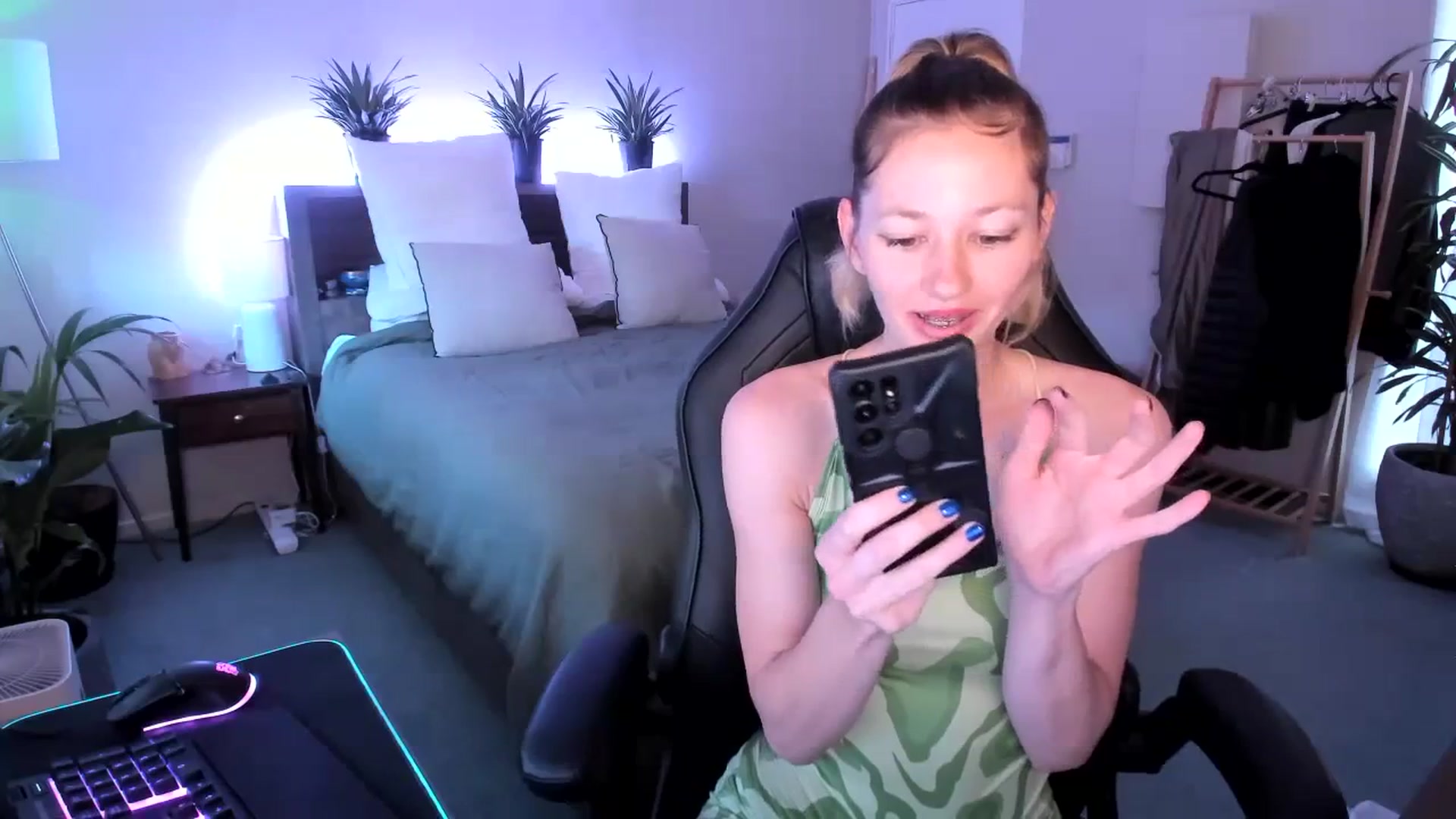 Gallery image thumbnail from Alice_NZ's myfreecams stream on, 01/12/2024, 23:57 image 9 of 20