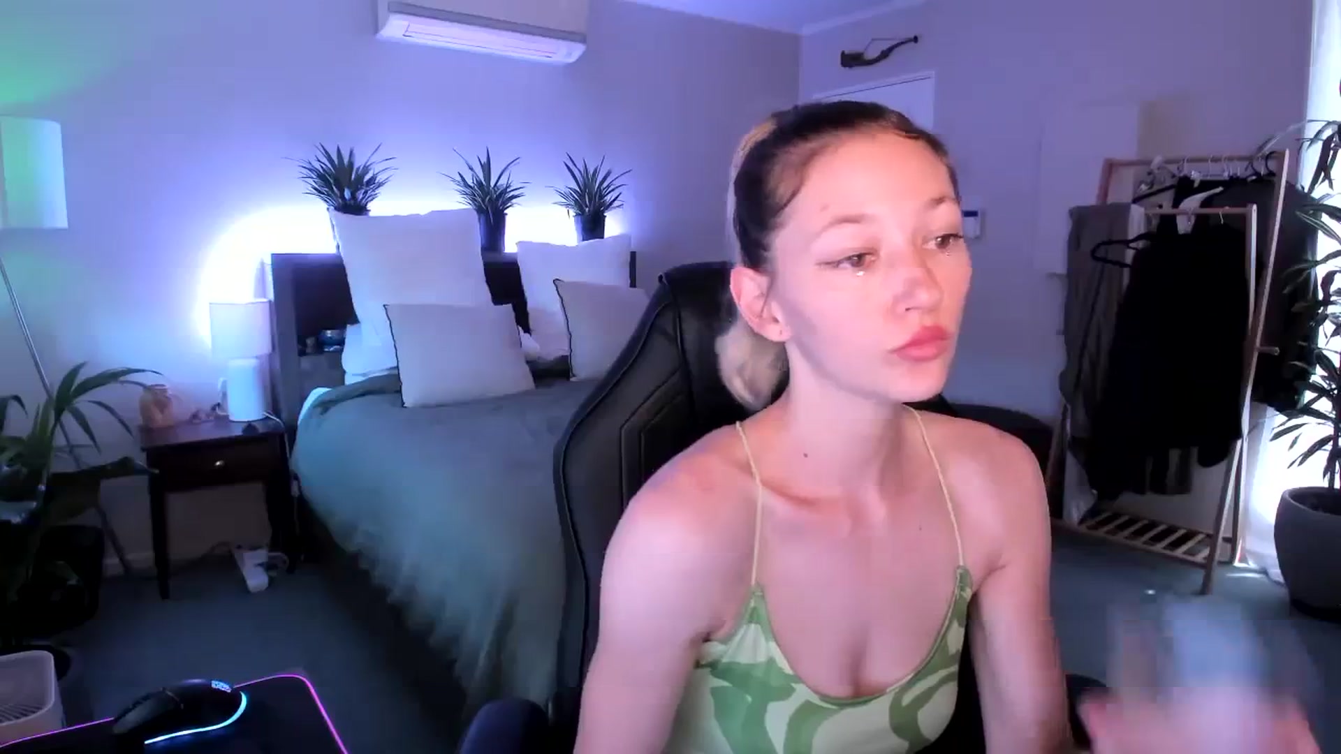Gallery image thumbnail from Alice_NZ's myfreecams stream on, 01/12/2024, 23:57 image 6 of 20