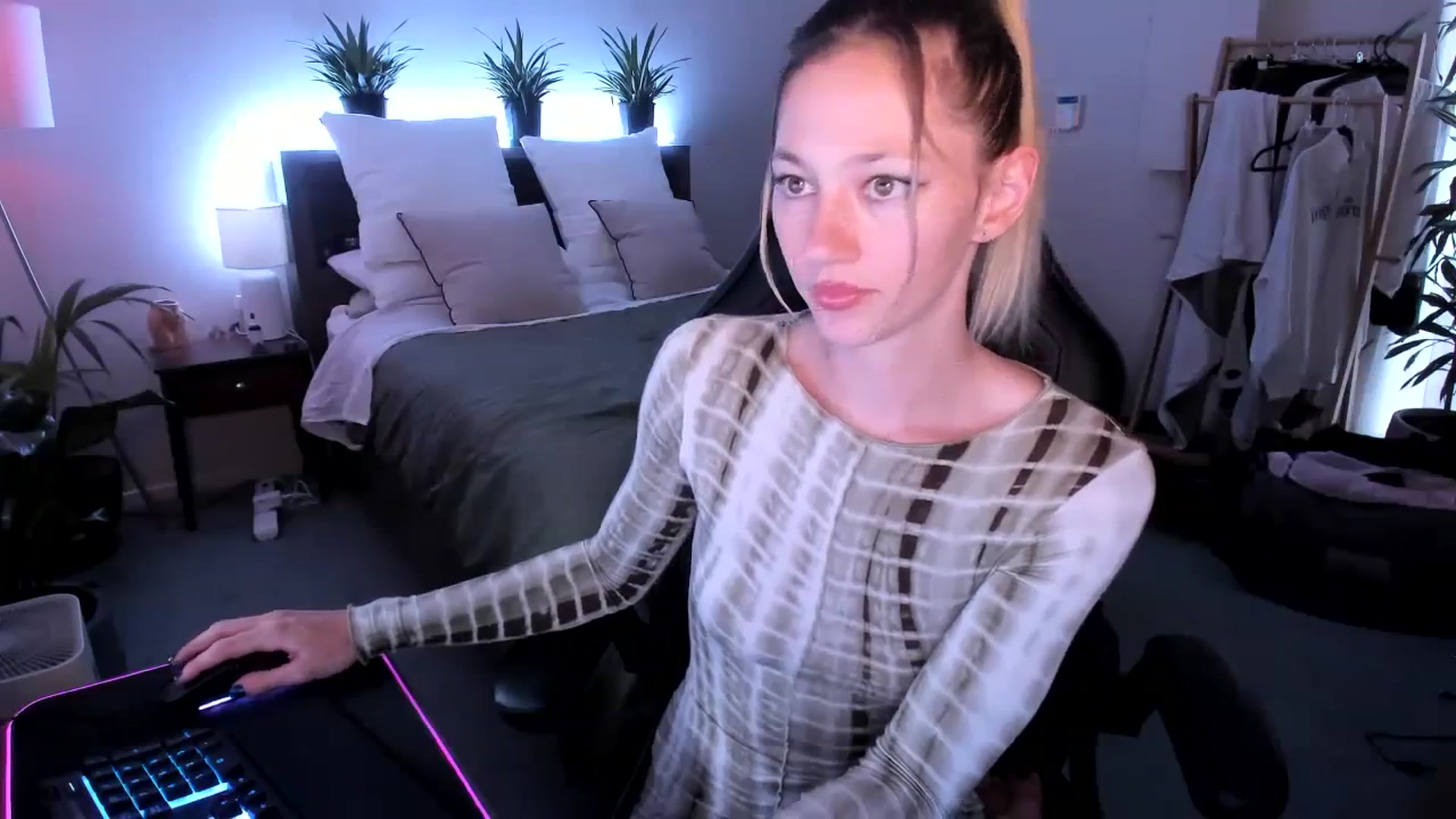 Gallery image thumbnail from Alice_NZ's myfreecams stream on, 01/22/2024, 03:07 image 4 of 20