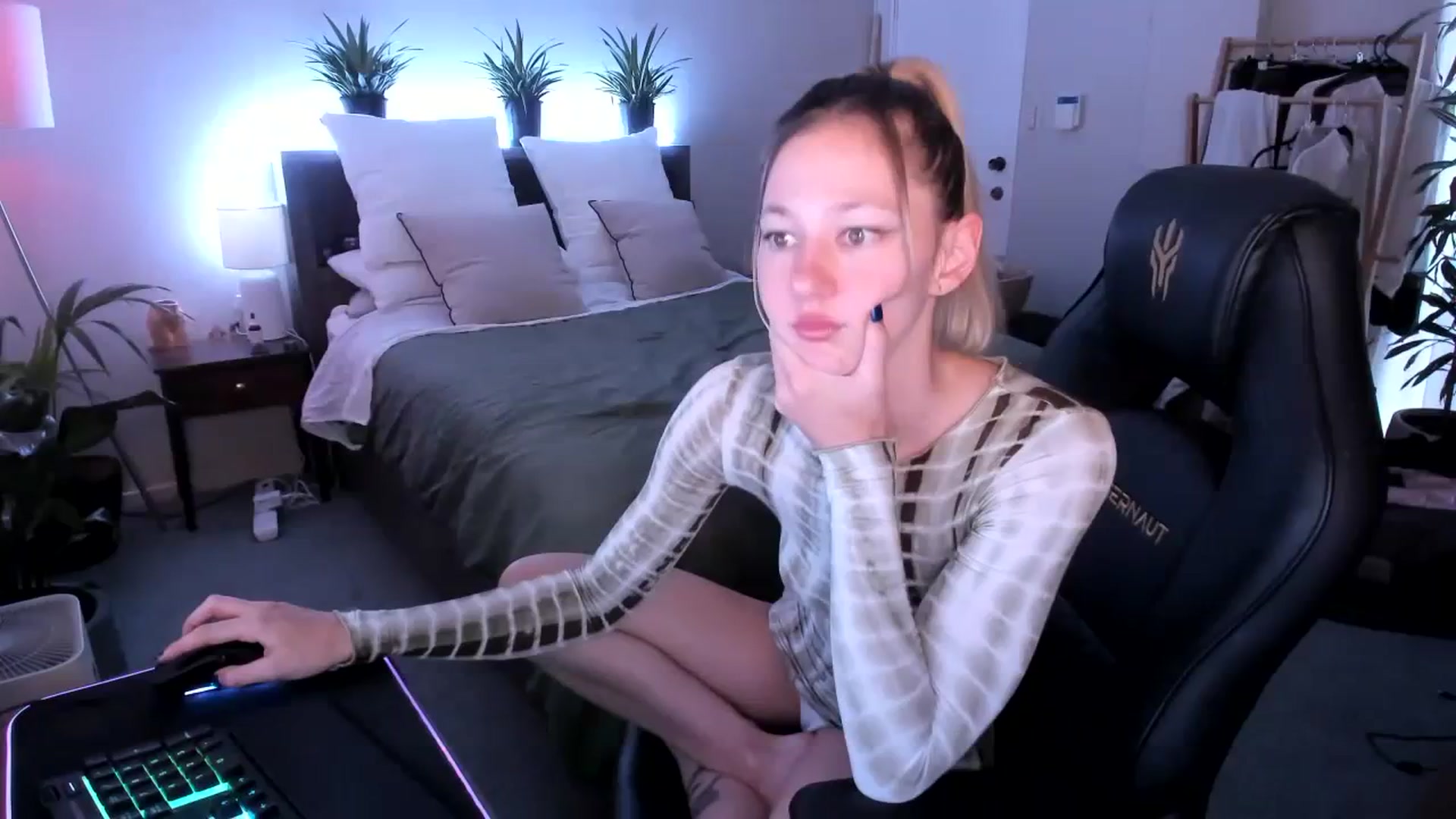 Gallery image thumbnail from Alice_NZ's myfreecams stream on, 01/22/2024, 03:07 image 1 of 20