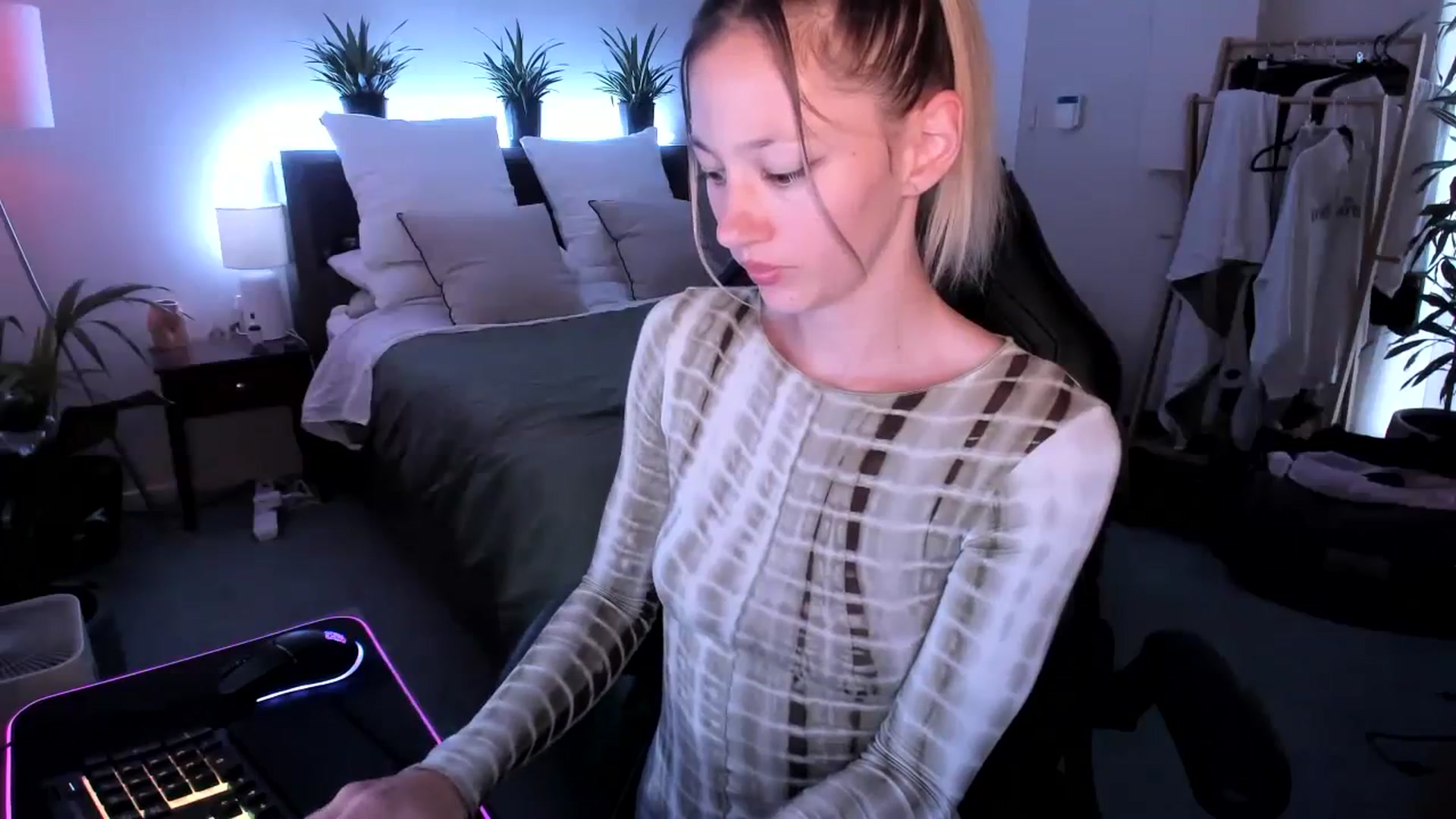 Gallery image thumbnail from Alice_NZ's myfreecams stream on, 01/22/2024, 03:07 image 3 of 20