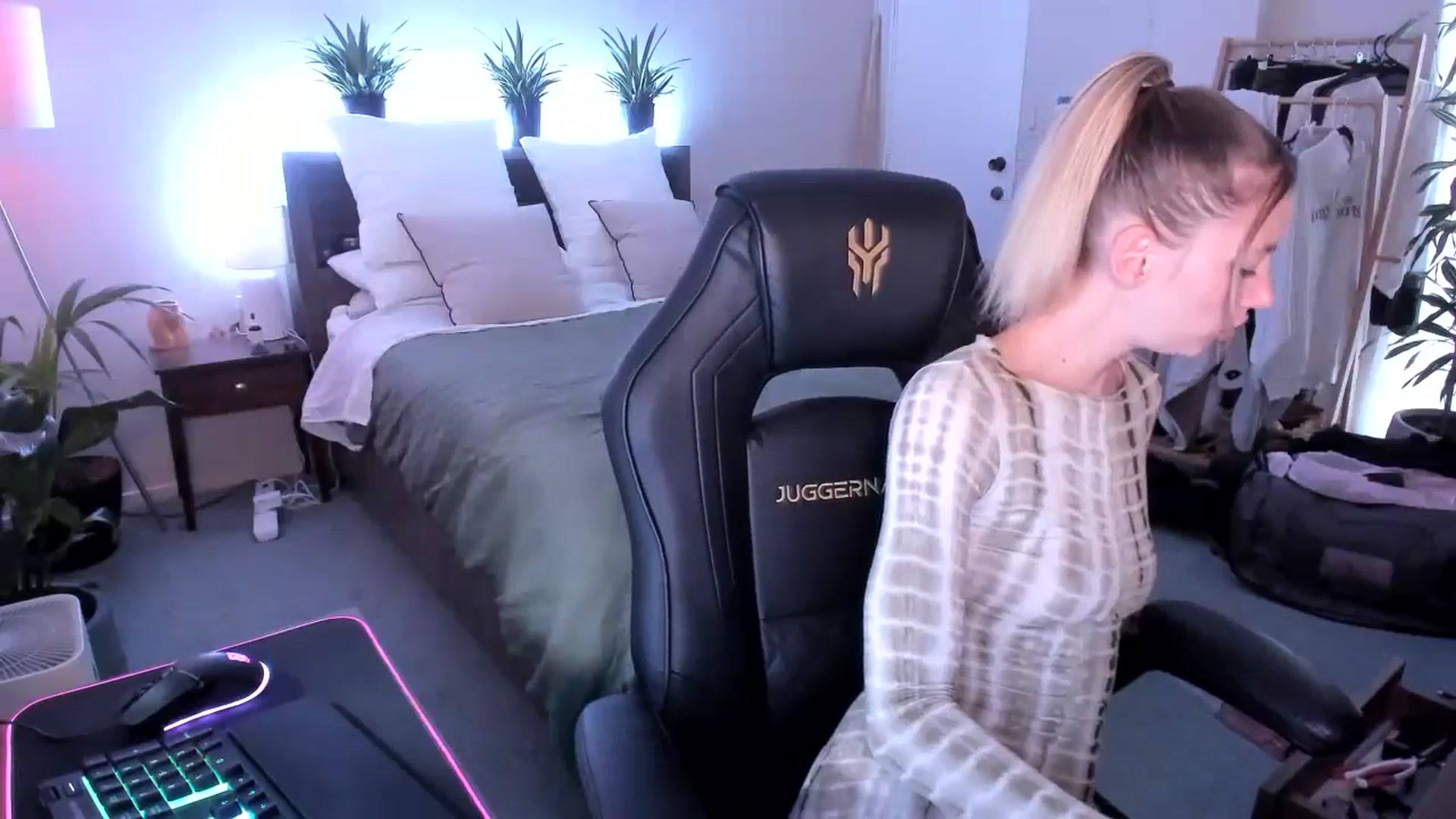 Gallery image thumbnail from Alice_NZ's myfreecams stream on, 01/22/2024, 03:07 image 6 of 20