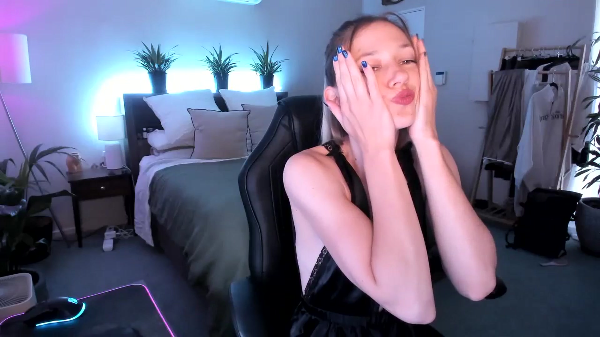 Gallery image thumbnail from Alice_NZ's myfreecams stream on, 01/24/2024, 02:56 image 15 of 20