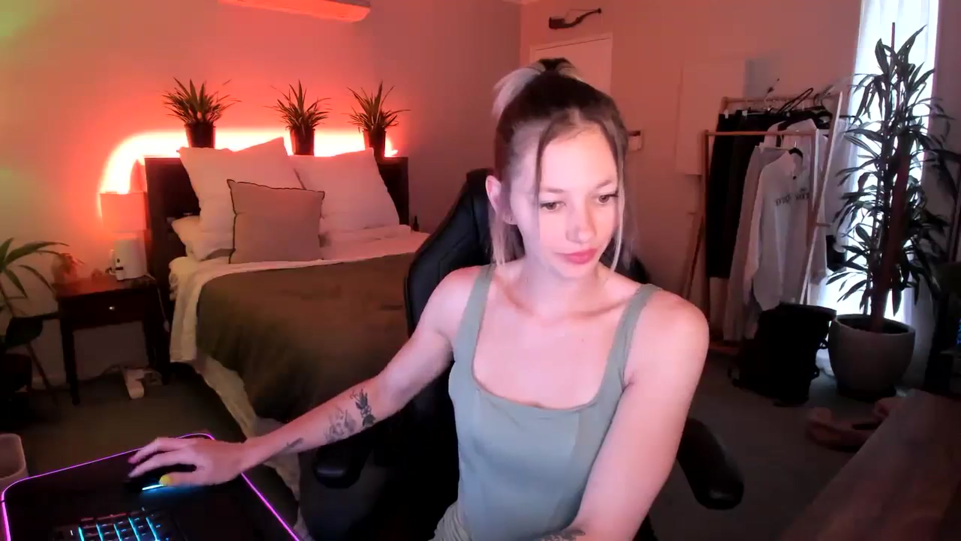 Gallery image thumbnail from Alice_NZ's myfreecams stream on, 01/27/2024, 02:59 image 6 of 20
