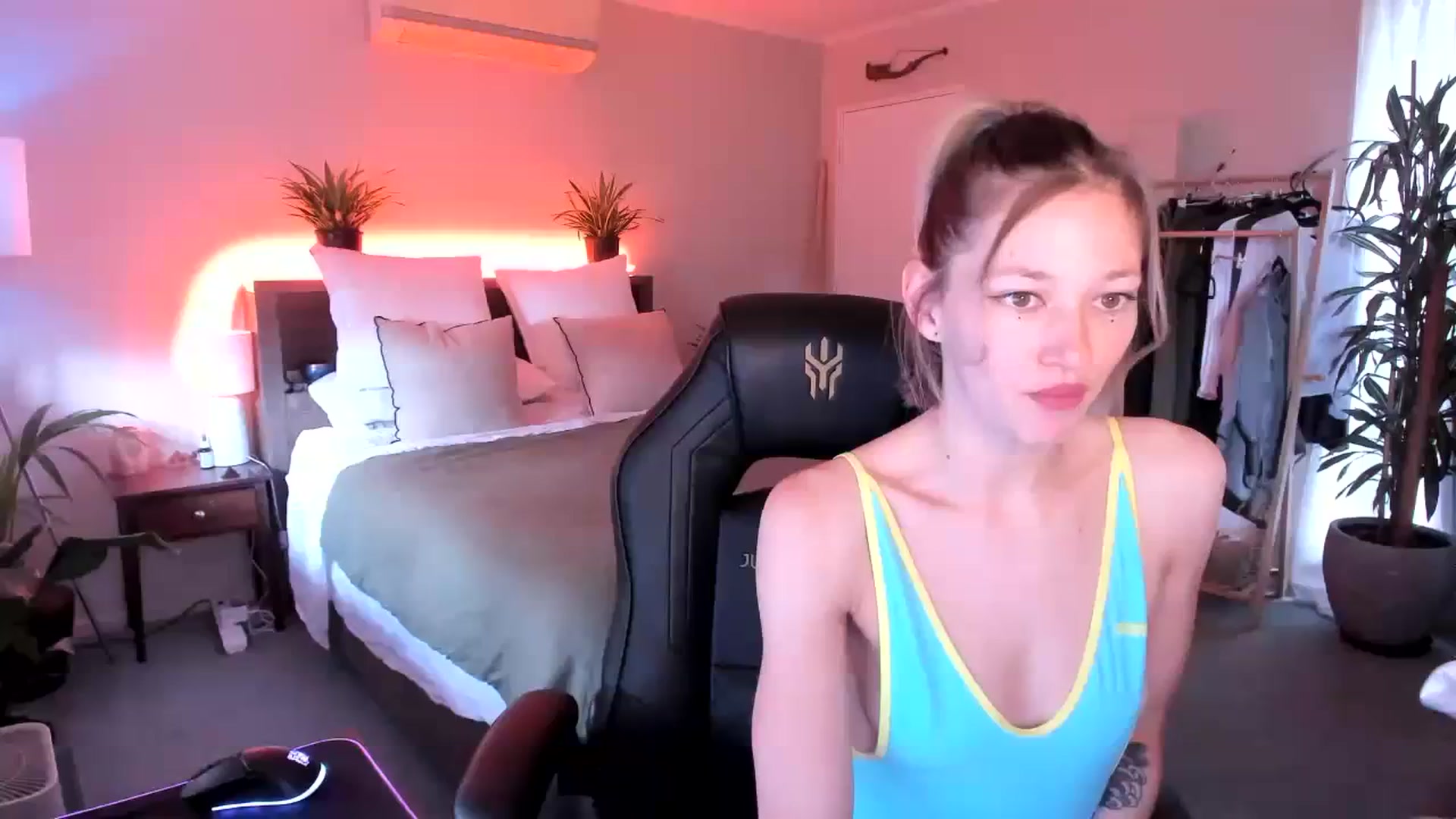 Gallery image thumbnail from Alice_NZ's myfreecams stream on, 02/18/2024, 01:34 image 4 of 20
