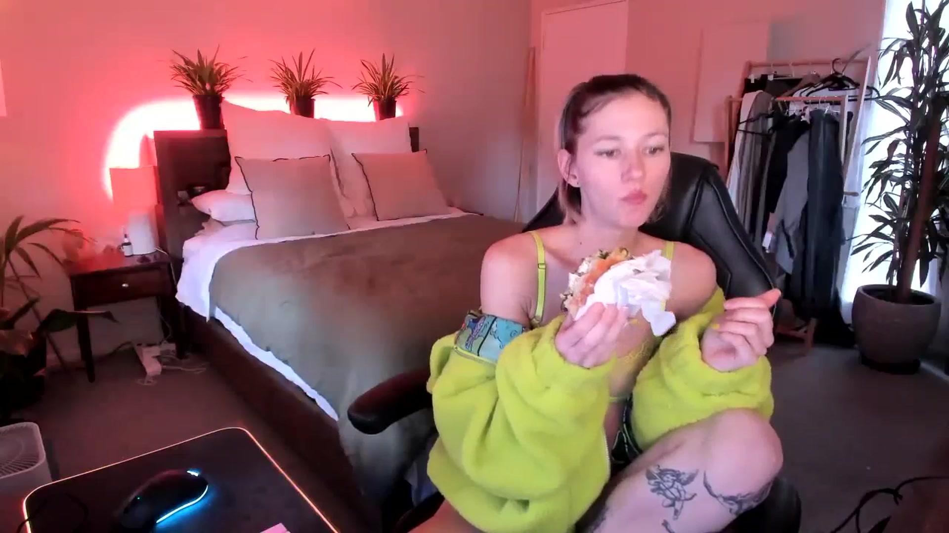 Gallery image thumbnail from Alice_NZ's myfreecams stream on, 02/23/2024, 03:43 image 7 of 20