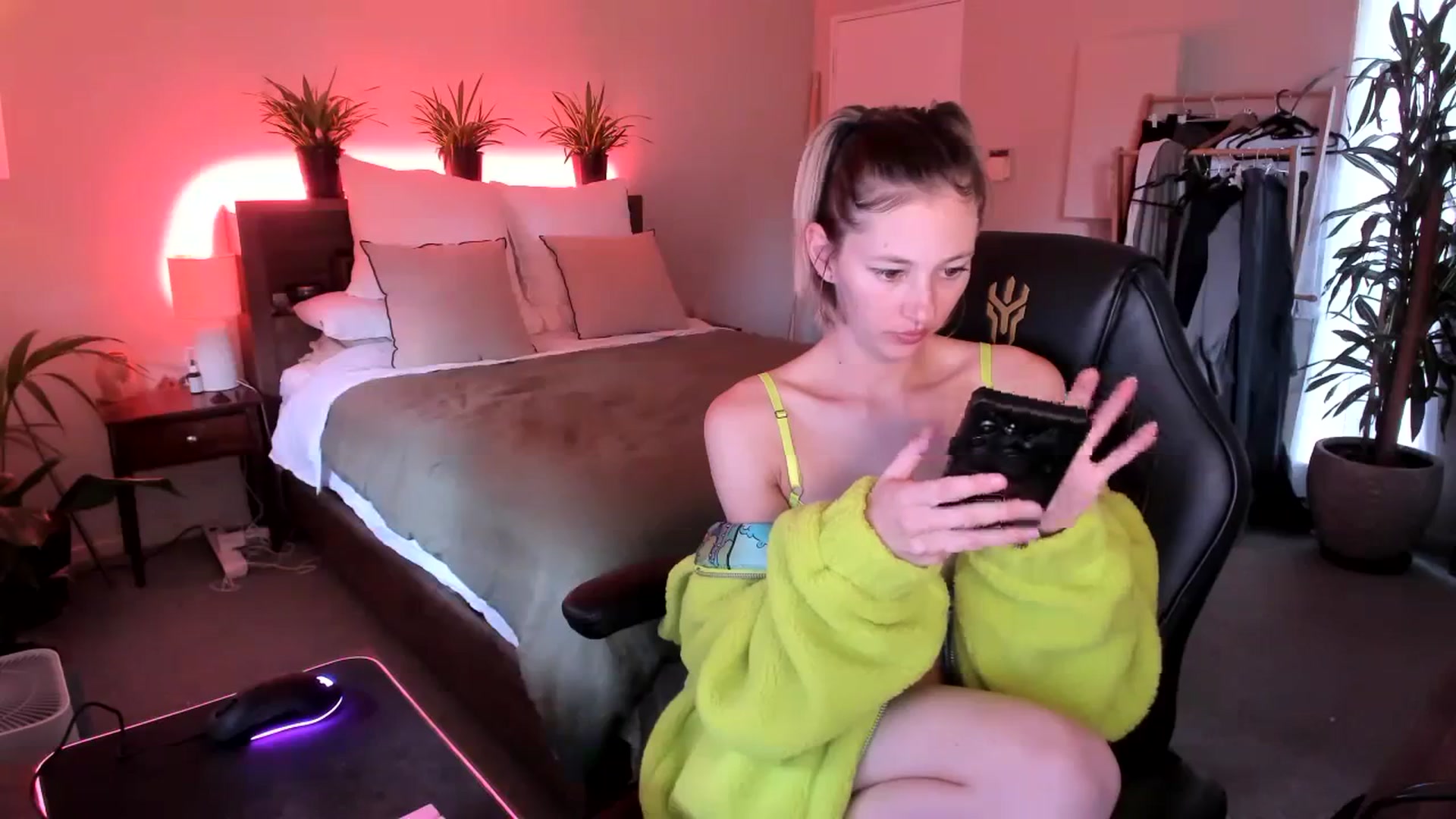 Gallery image thumbnail from Alice_NZ's myfreecams stream on, 02/23/2024, 03:43 image 16 of 20