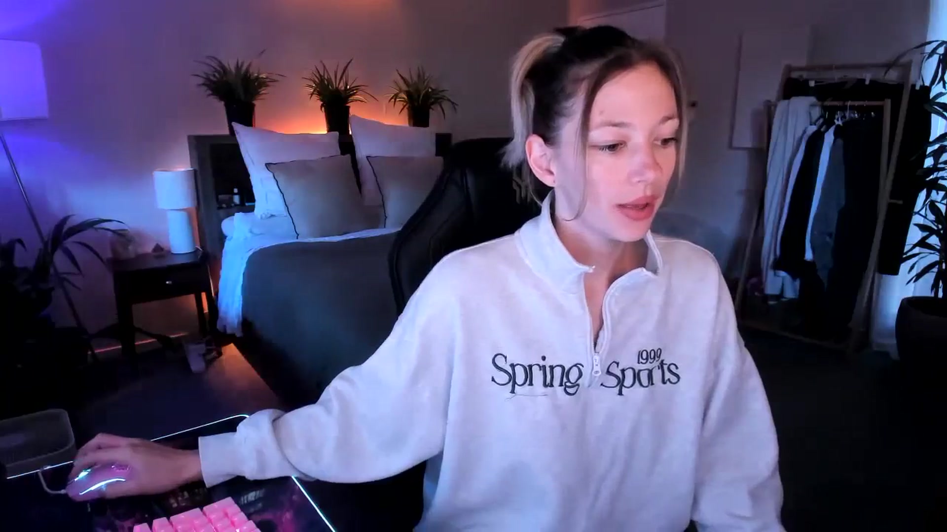 Gallery image thumbnail from Alice_NZ's myfreecams stream on, 03/19/2024, 01:26 image 4 of 20