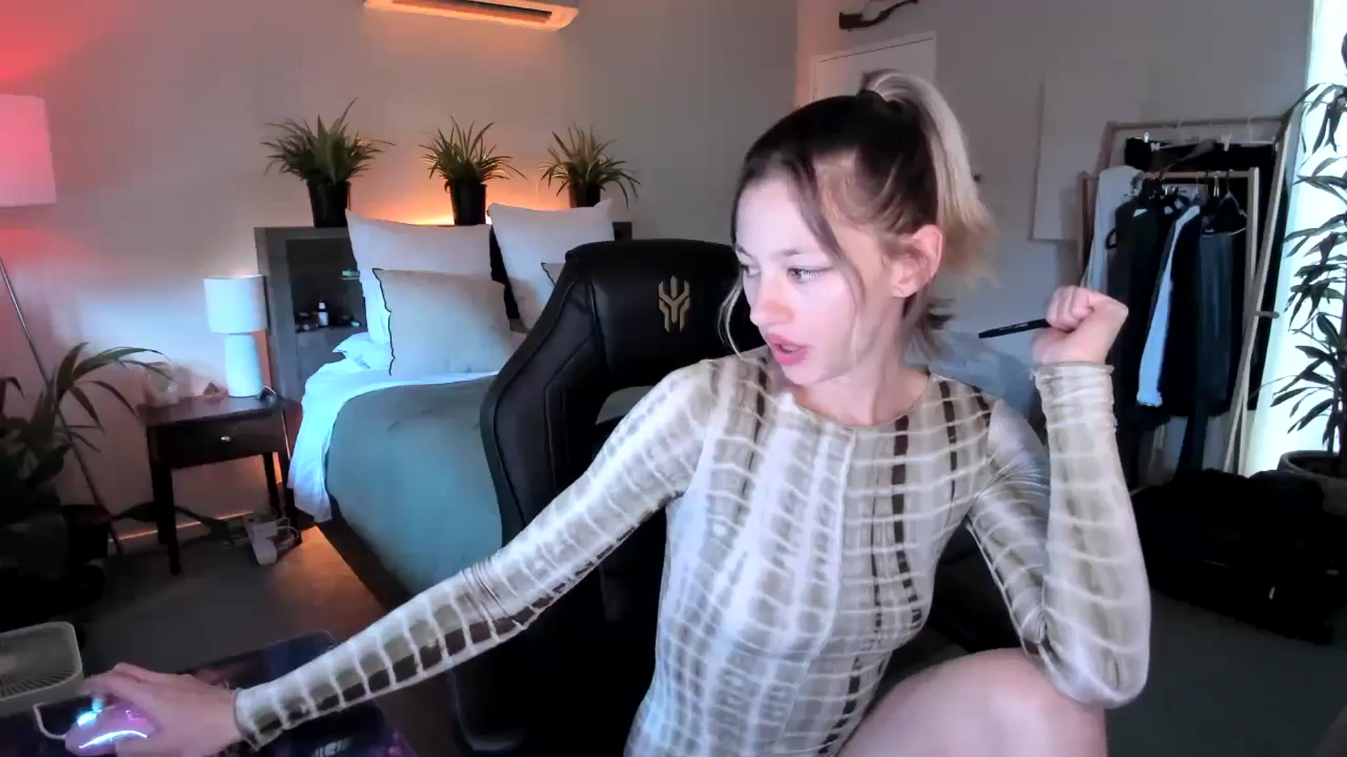 Gallery image thumbnail from Alice_NZ's myfreecams stream on, 03/27/2024, 02:23 image 17 of 20