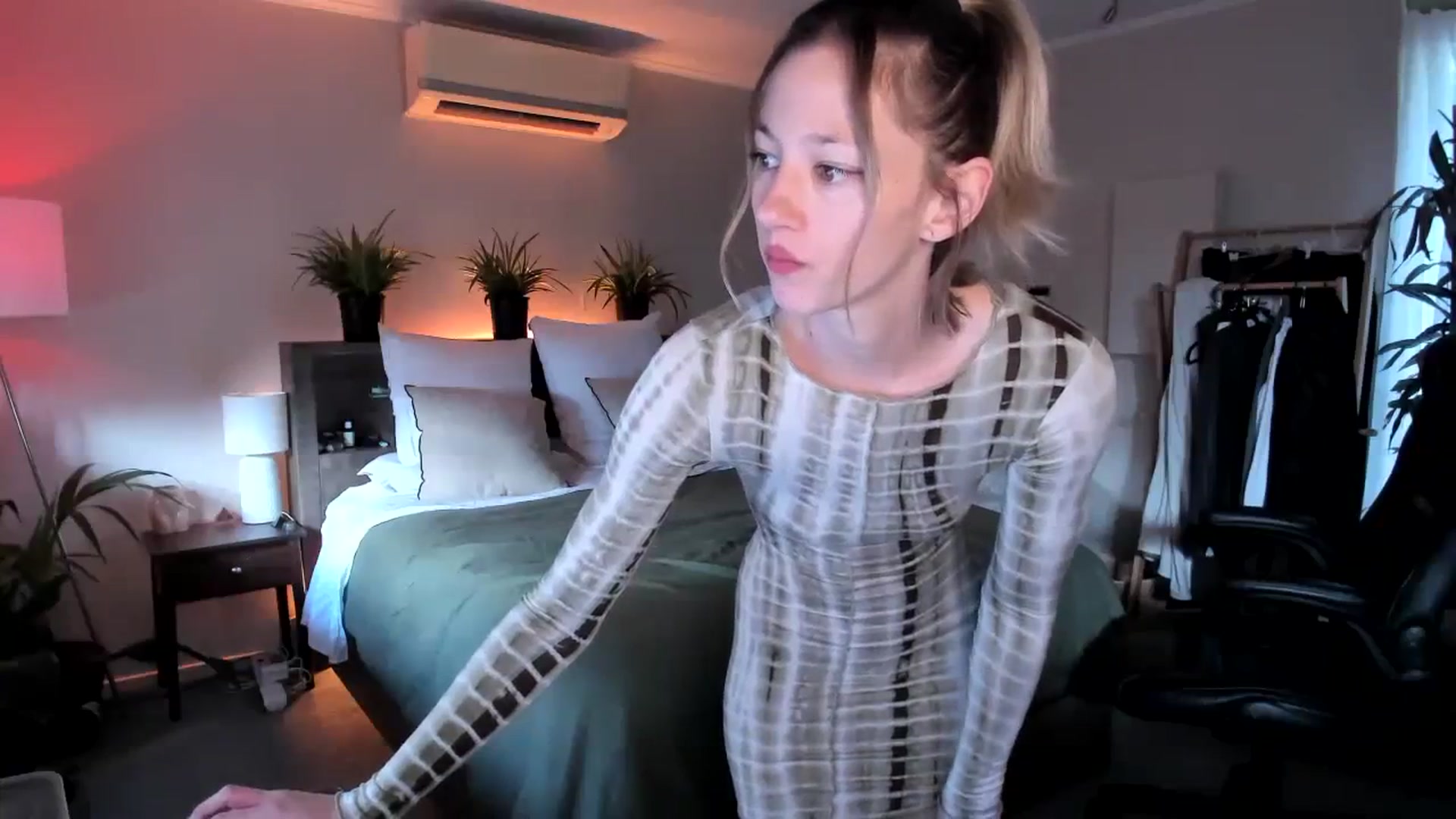 Gallery image thumbnail from Alice_NZ's myfreecams stream on, 03/27/2024, 02:23 image 13 of 20