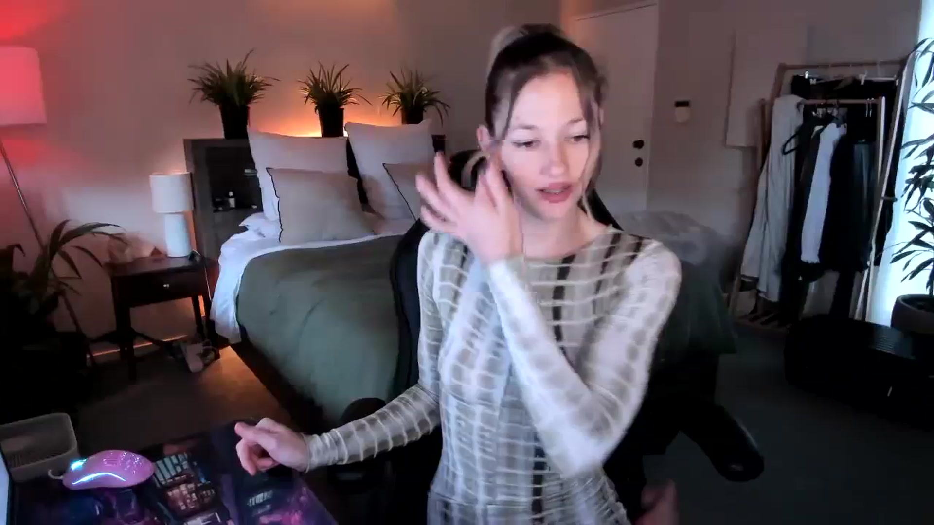 Gallery image thumbnail from Alice_NZ's myfreecams stream on, 03/27/2024, 02:23 image 6 of 20