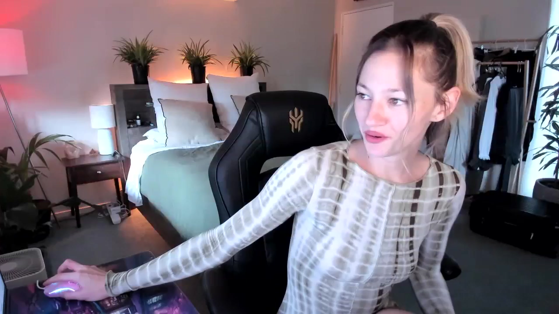 Gallery image thumbnail from Alice_NZ's myfreecams stream on, 03/27/2024, 02:23 image 1 of 20