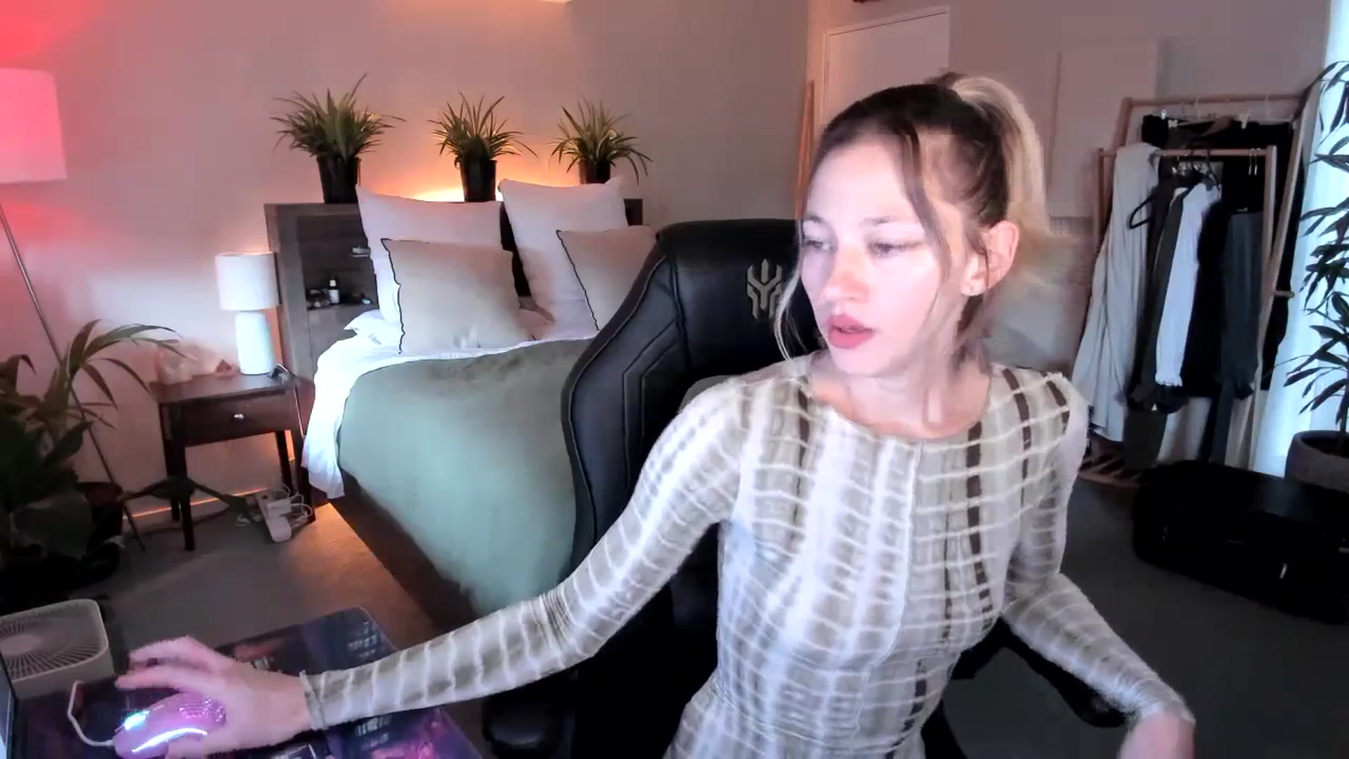 Gallery image thumbnail from Alice_NZ's myfreecams stream on, 03/27/2024, 02:23 image 4 of 20