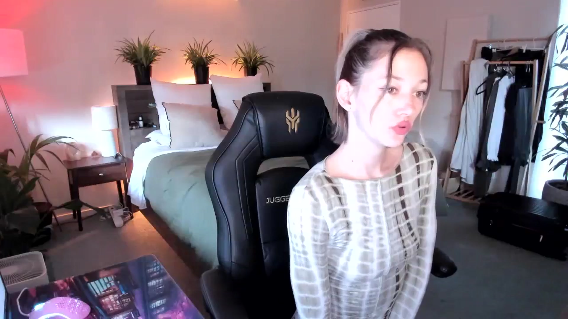 Gallery image thumbnail from Alice_NZ's myfreecams stream on, 03/27/2024, 02:23 image 10 of 20