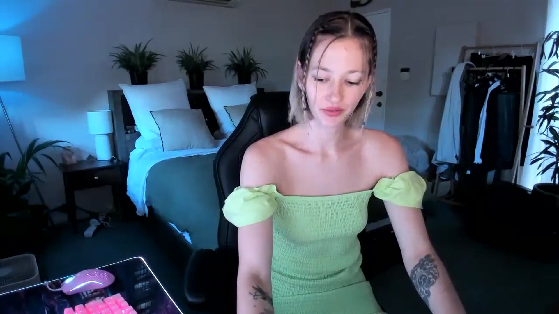 Gallery image thumbnail from Alice_NZ's myfreecams stream on, 03/30/2024, 01:41 image 2 of 20