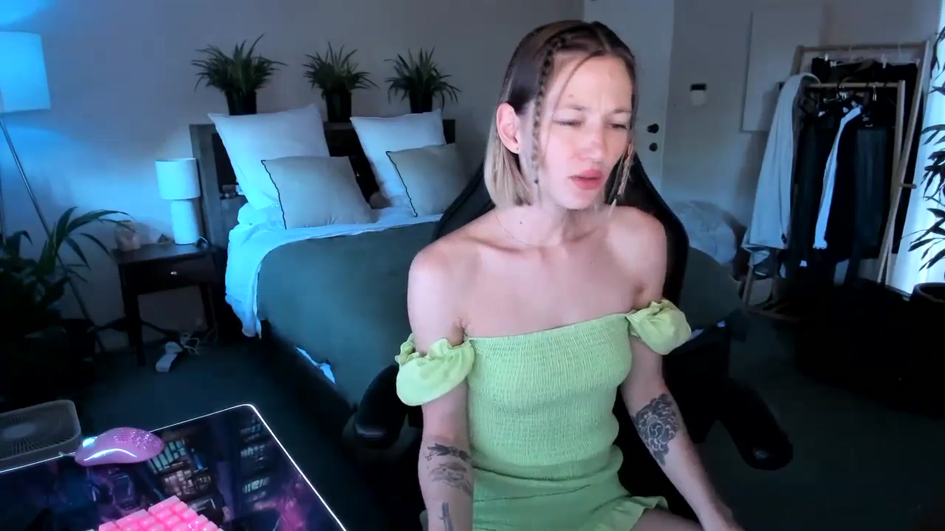 Gallery image thumbnail from Alice_NZ's myfreecams stream on, 03/30/2024, 01:41 image 6 of 20