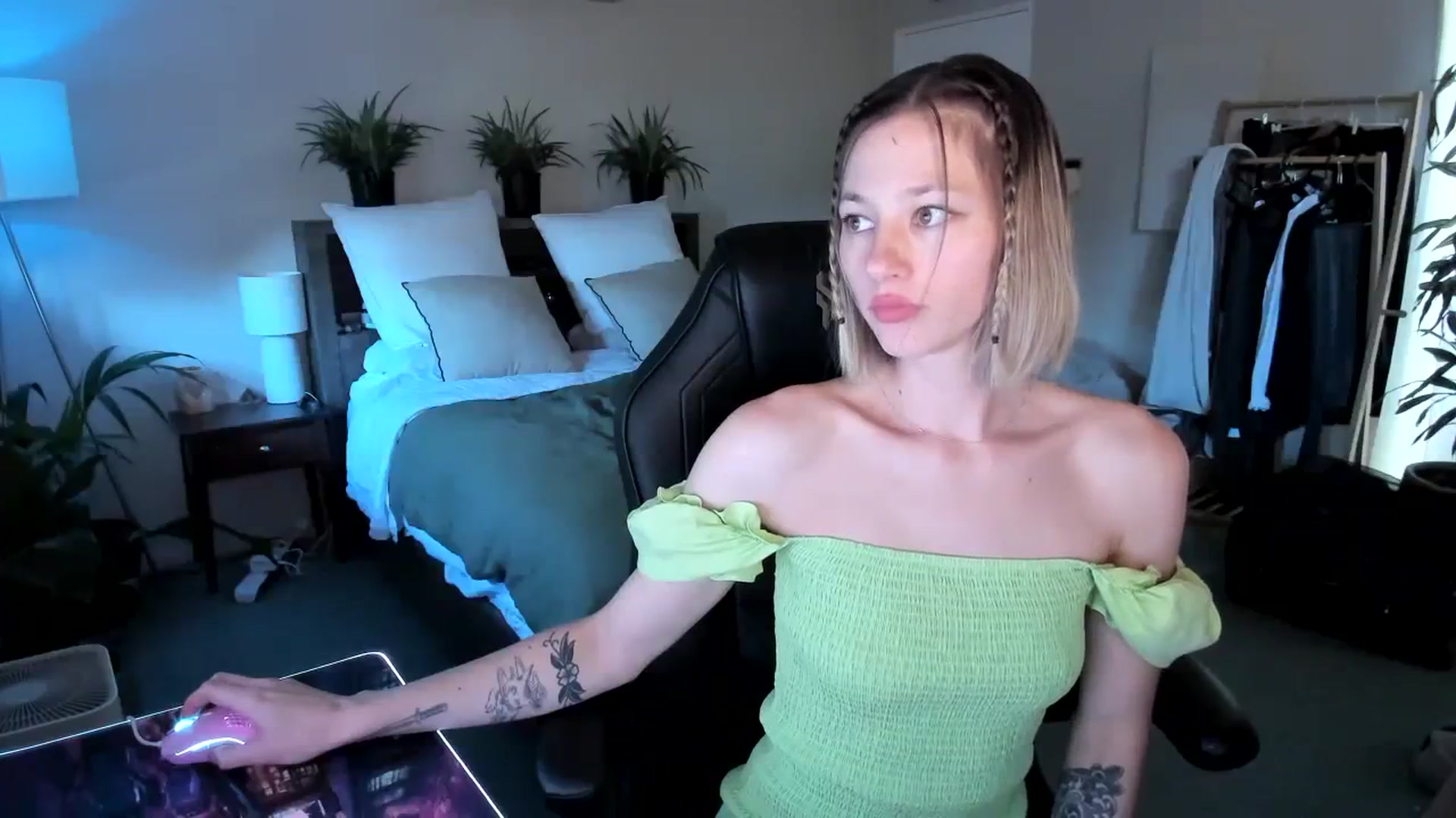 Gallery image thumbnail from Alice_NZ's myfreecams stream on, 03/30/2024, 02:16 image 8 of 20