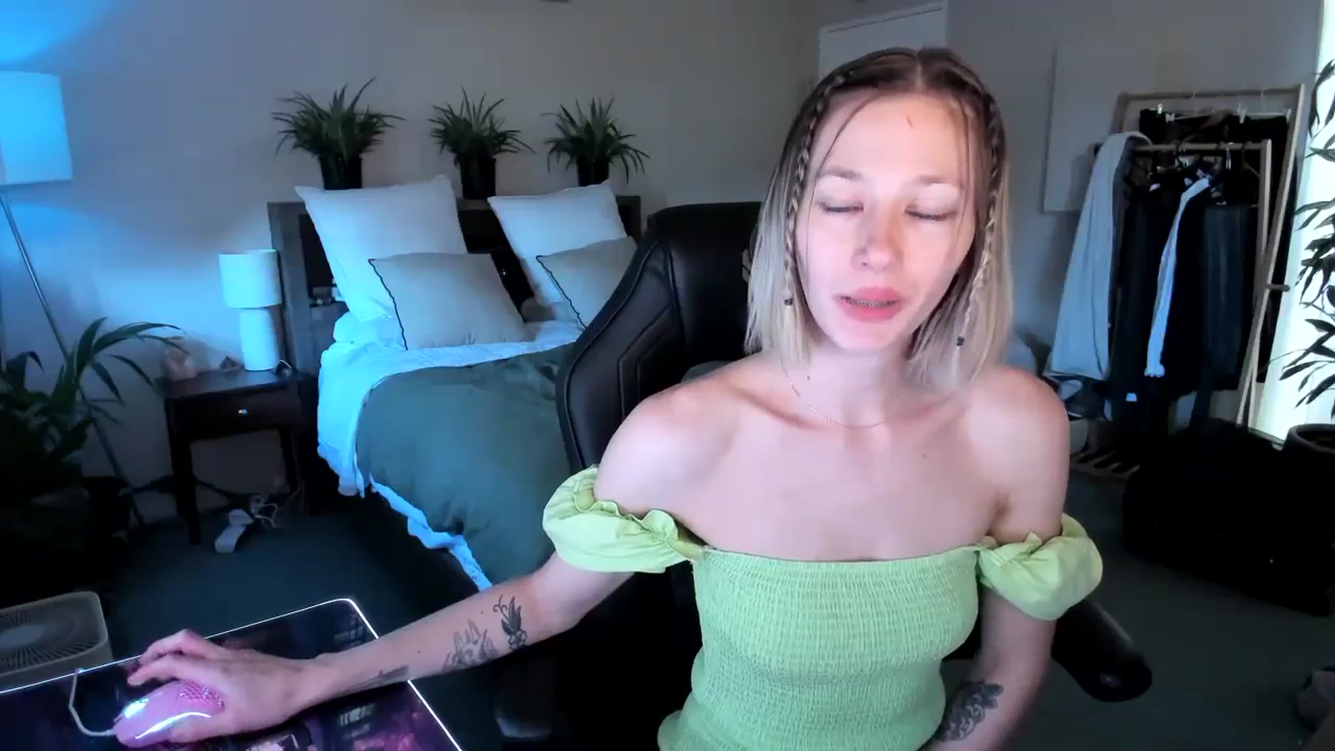 Gallery image thumbnail from Alice_NZ's myfreecams stream on, 03/30/2024, 02:16 image 6 of 20