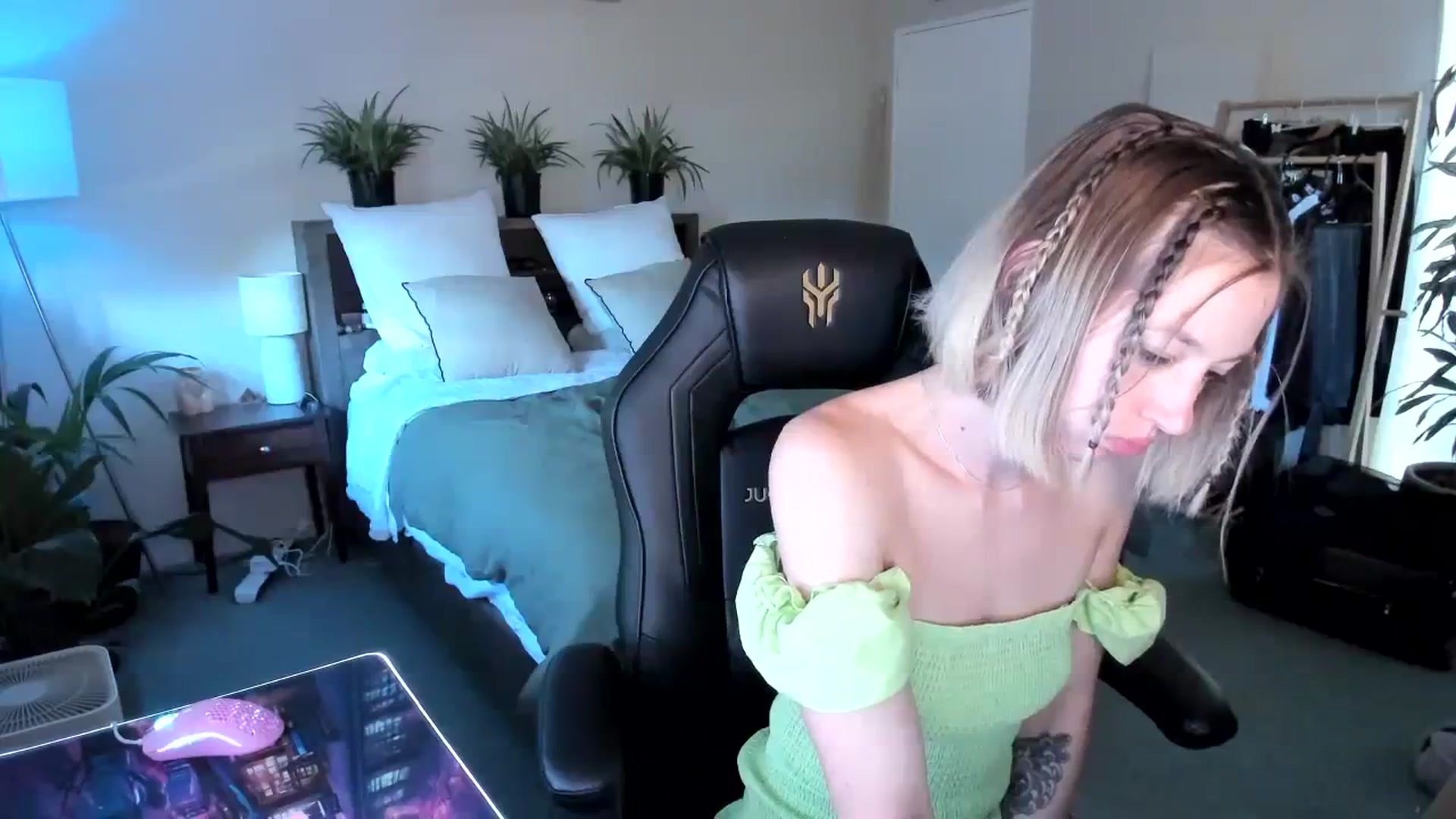 Gallery image thumbnail from Alice_NZ's myfreecams stream on, 03/30/2024, 02:16 image 19 of 20