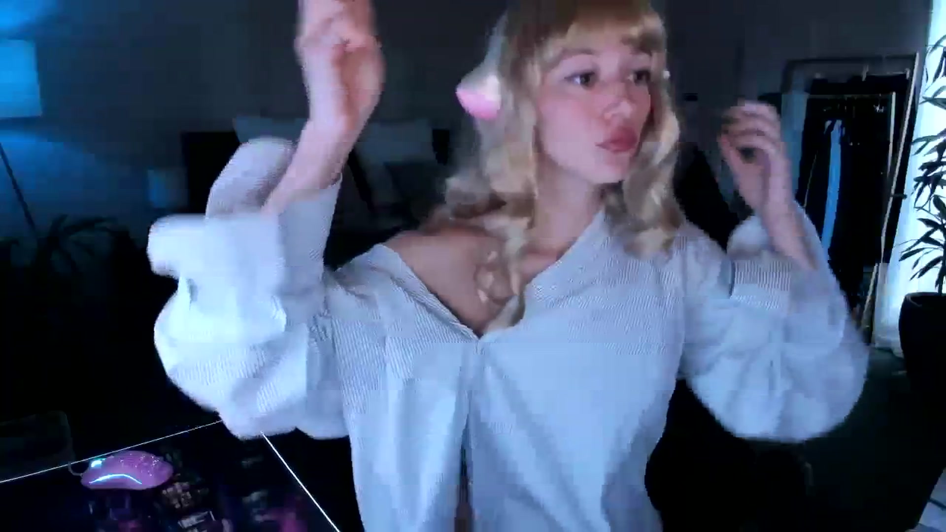Gallery image thumbnail from Alice_NZ's myfreecams stream on, 04/15/2024, 03:04 image 3 of 20