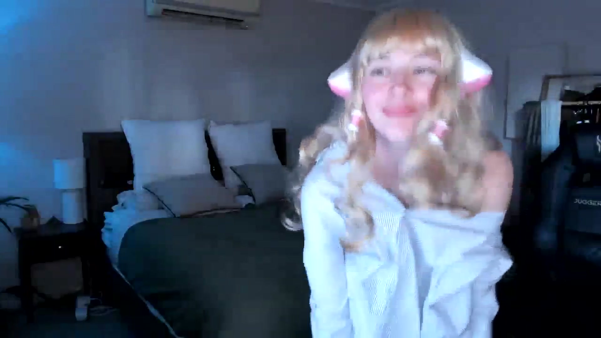 Gallery image thumbnail from Alice_NZ's myfreecams stream on, 04/15/2024, 03:04 image 19 of 20