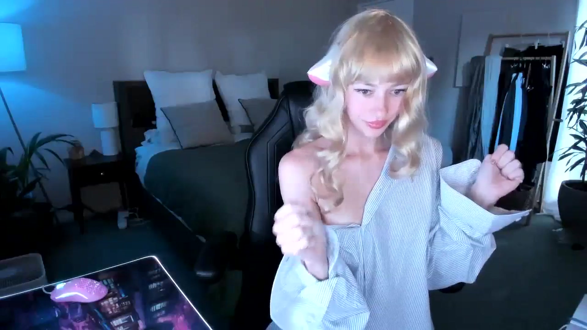Gallery image thumbnail from Alice_NZ's myfreecams stream on, 04/15/2024, 03:04 image 2 of 20