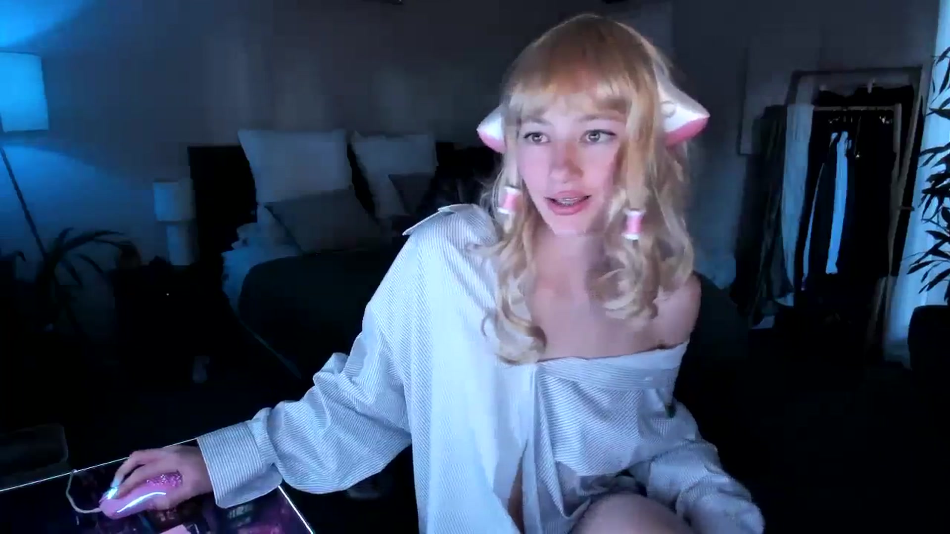 Gallery image thumbnail from Alice_NZ's myfreecams stream on, 04/15/2024, 03:04 image 17 of 20