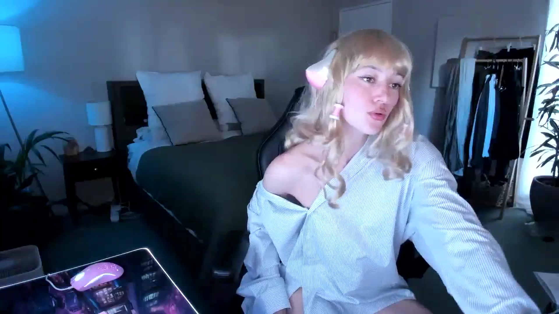 Gallery image thumbnail from Alice_NZ's myfreecams stream on, 04/15/2024, 03:04 image 11 of 20
