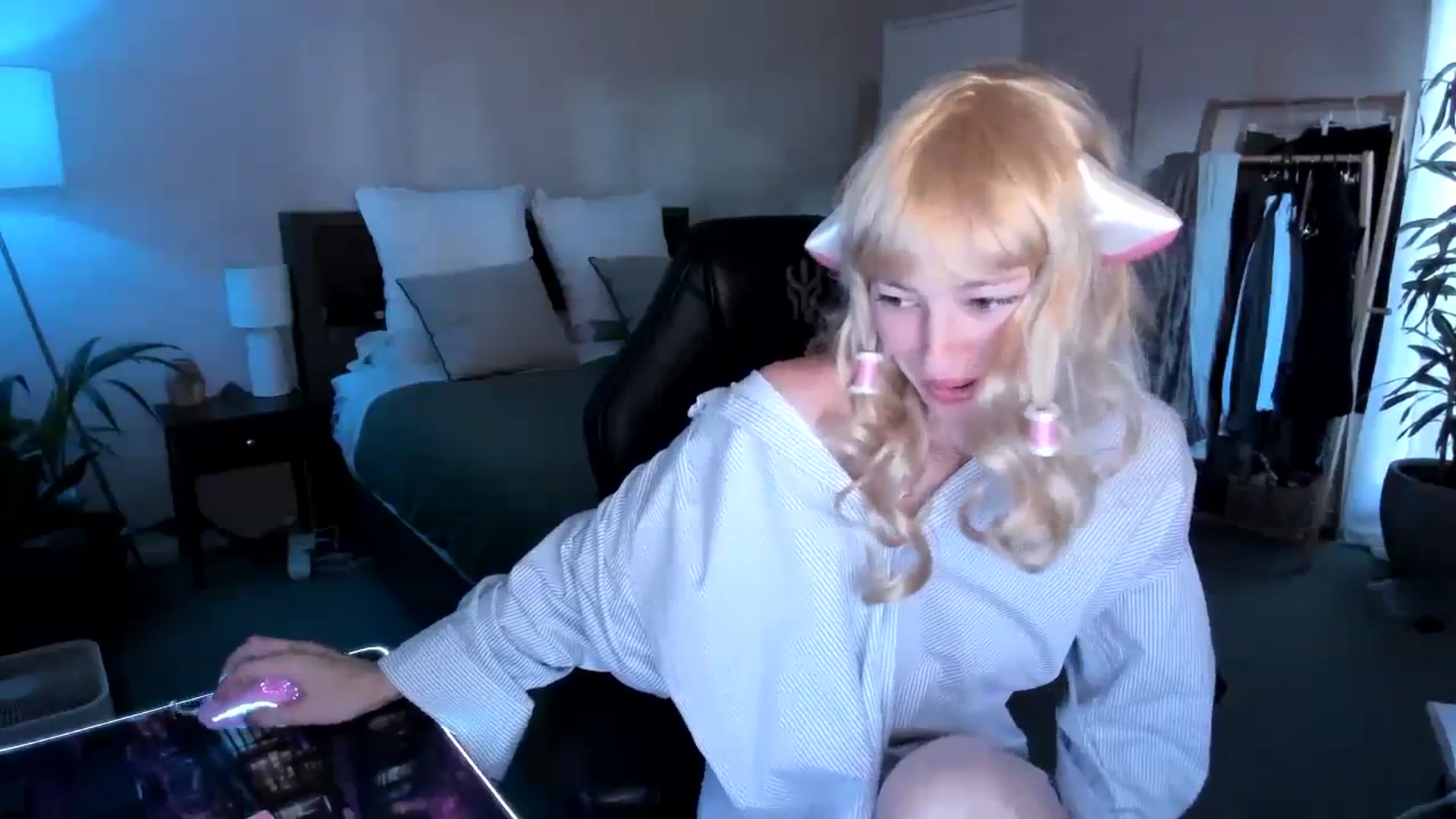 Gallery image thumbnail from Alice_NZ's myfreecams stream on, 04/15/2024, 03:04 image 7 of 20