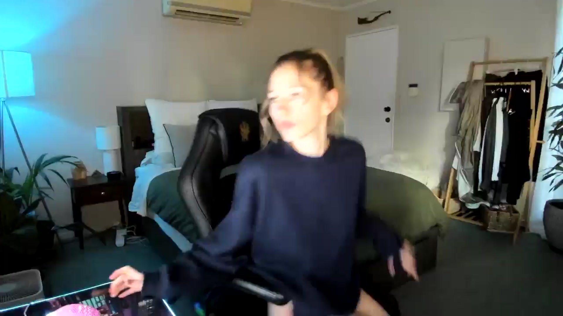 Gallery image thumbnail from Alice_NZ's myfreecams stream on, 04/17/2024, 04:57 image 20 of 20