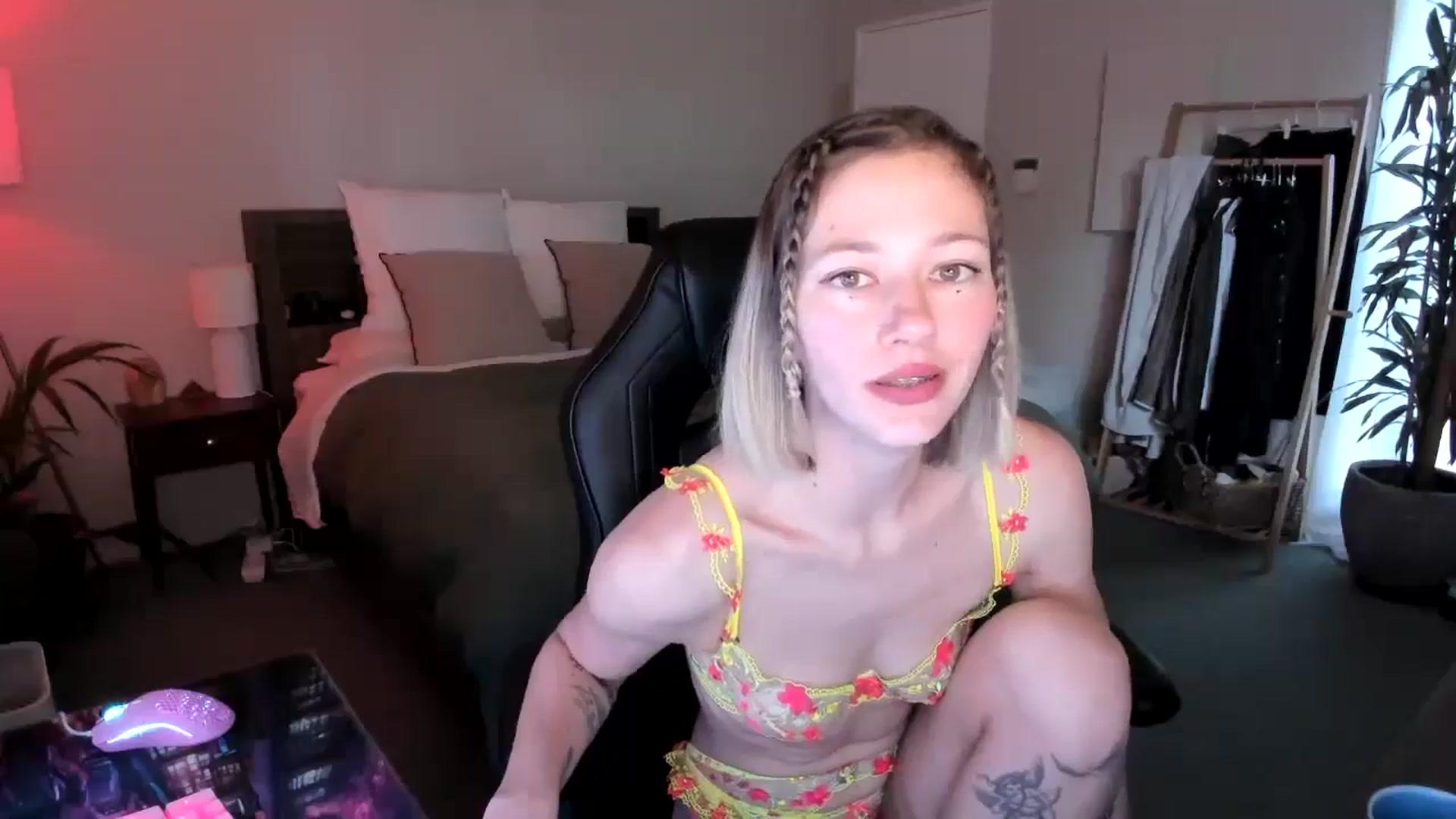Gallery image thumbnail from Alice_NZ's myfreecams stream on, 04/22/2024, 03:01 image 14 of 20