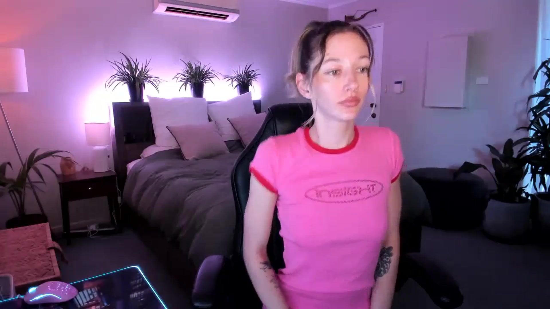 Gallery image thumbnail from Alice_NZ's myfreecams stream on, 04/26/2024, 03:09 image 13 of 20