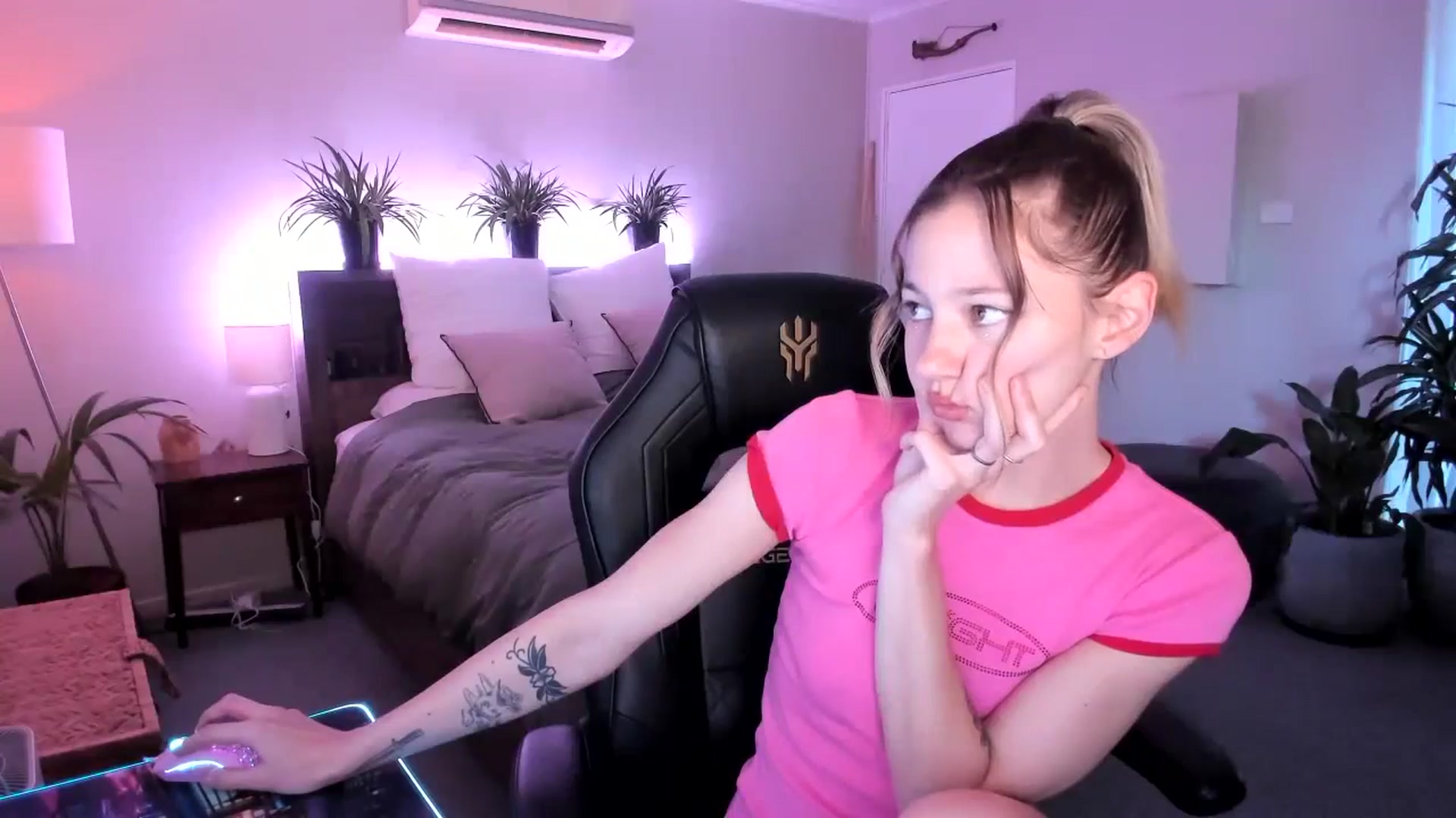 Gallery image thumbnail from Alice_NZ's myfreecams stream on, 04/26/2024, 03:09 image 16 of 20
