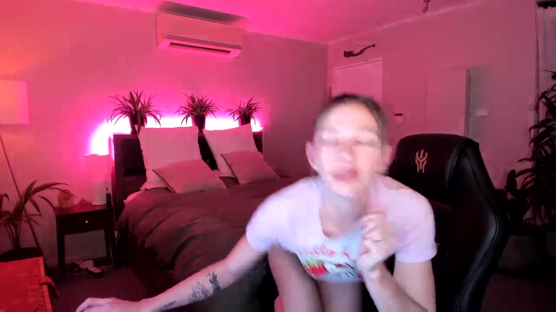 Gallery image thumbnail from Alice_NZ's myfreecams stream on, 04/28/2024, 07:32 image 18 of 20