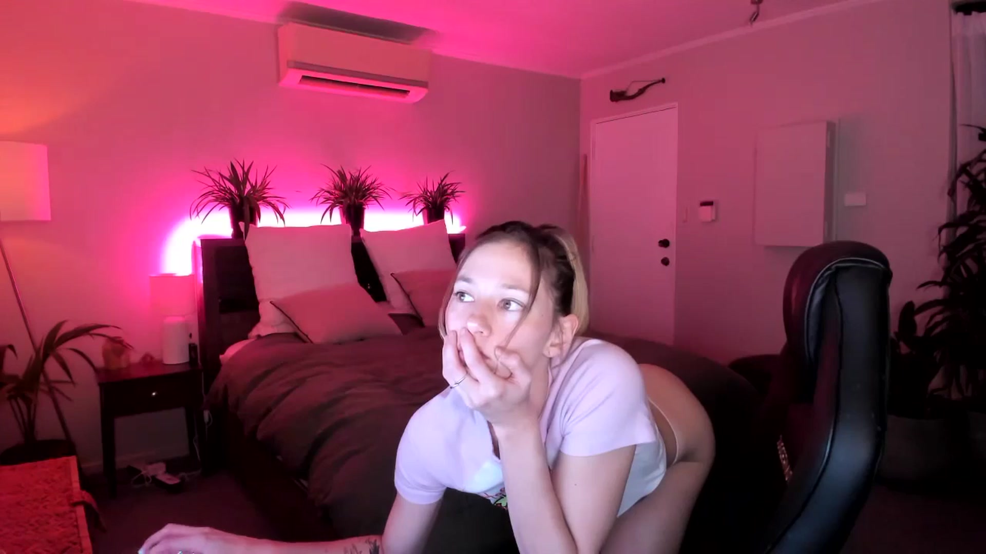 Gallery image thumbnail from Alice_NZ's myfreecams stream on, 04/28/2024, 07:32 image 17 of 20