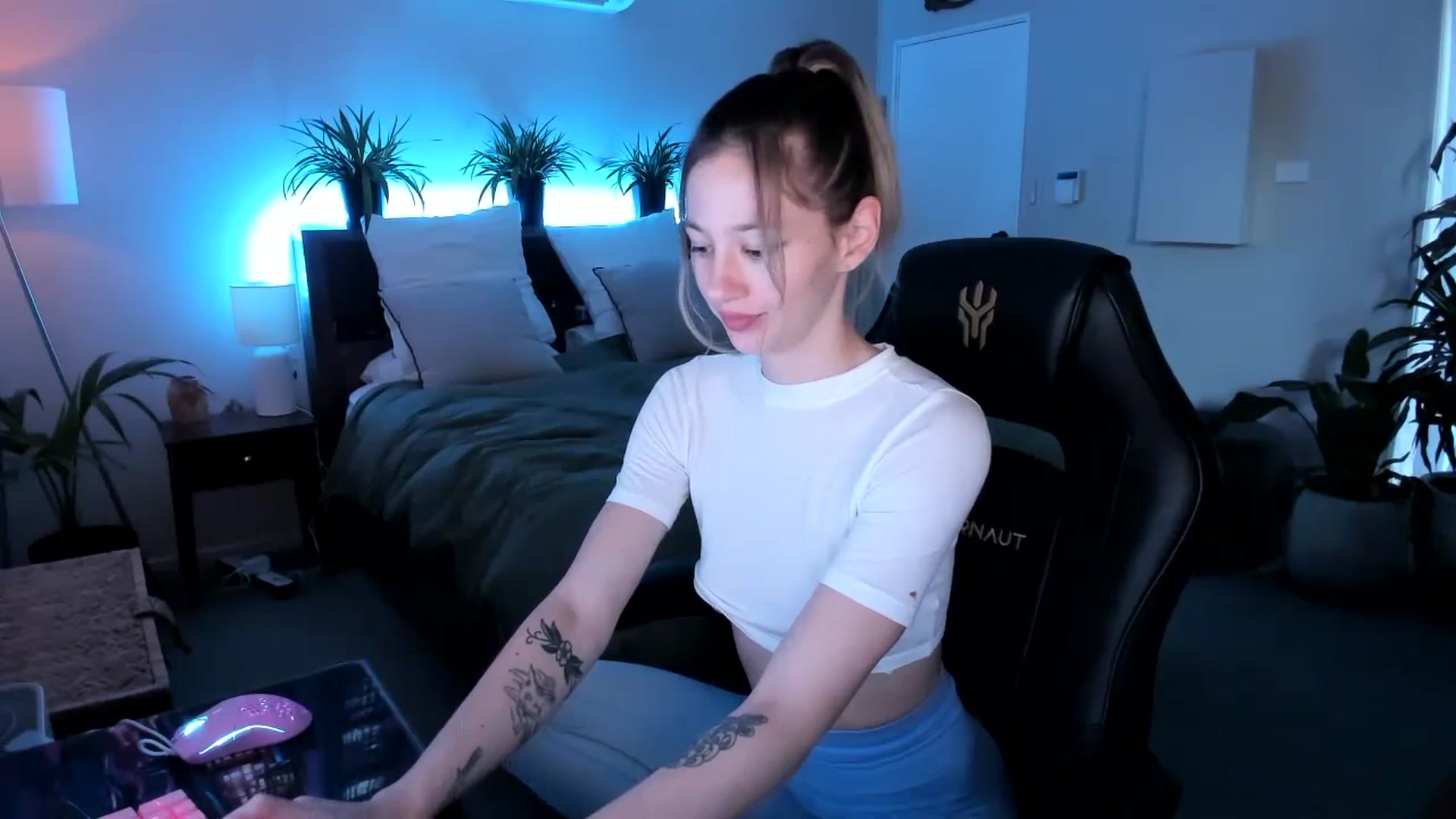 Gallery image thumbnail from Alice_NZ's myfreecams stream on, 04/29/2024, 02:58 image 6 of 20