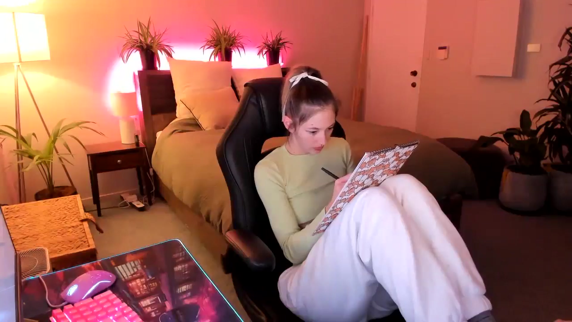 Gallery image thumbnail from Alice_NZ's myfreecams stream on, 05/28/2024, 05:55 image 10 of 20
