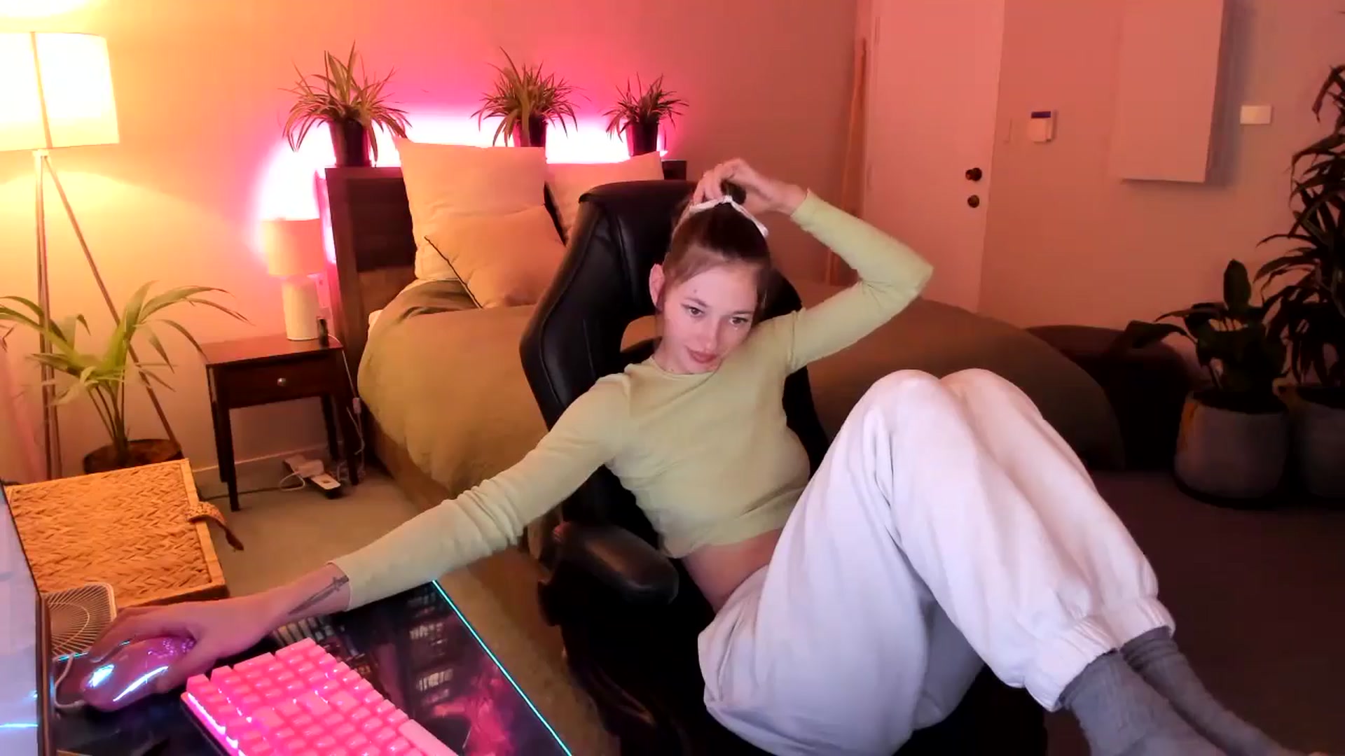Gallery image thumbnail from Alice_NZ's myfreecams stream on, 05/28/2024, 06:21 image 10 of 20