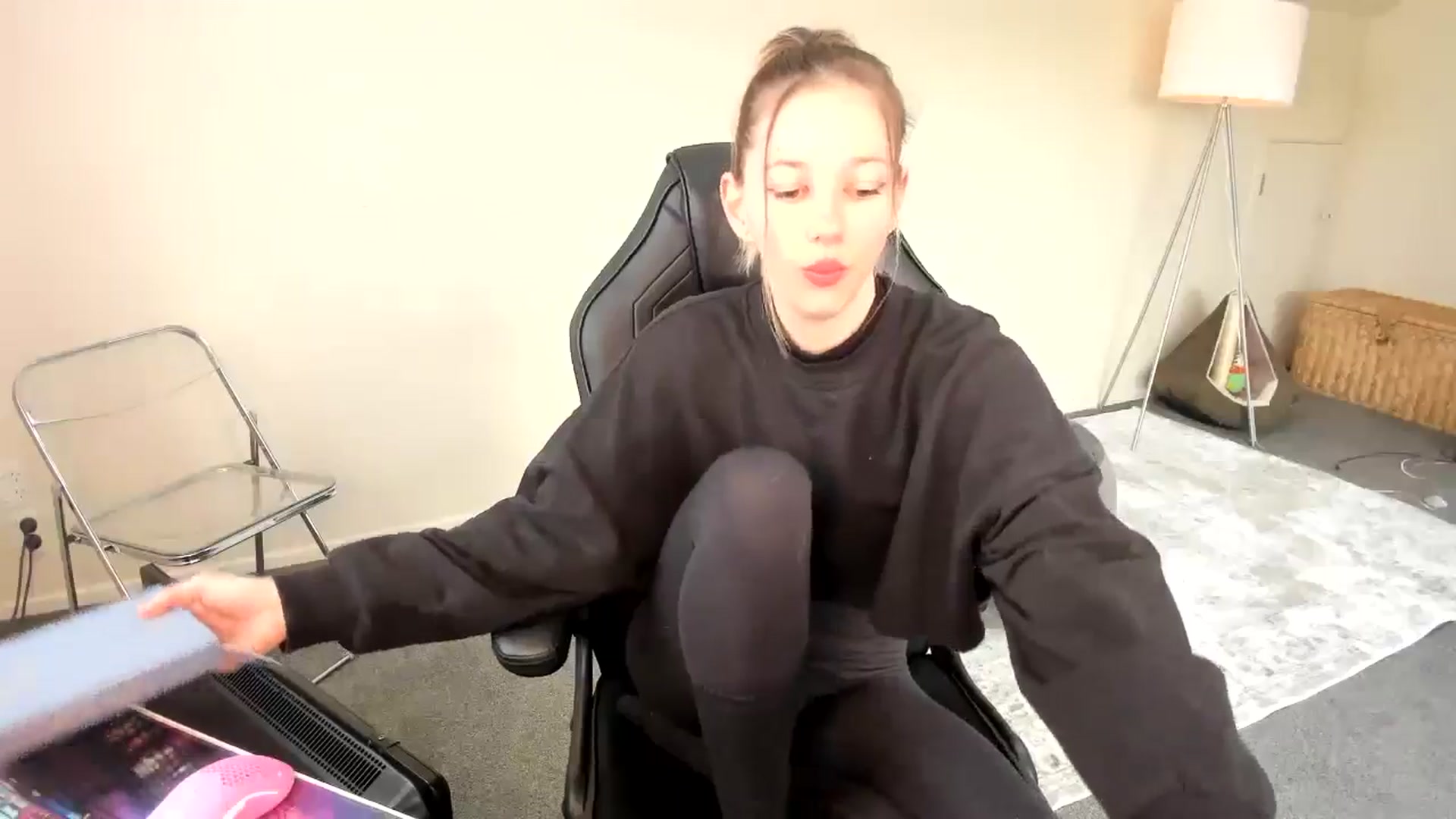 Gallery image thumbnail from Alice_NZ's myfreecams stream on, 06/18/2024, 04:46 image 3 of 20