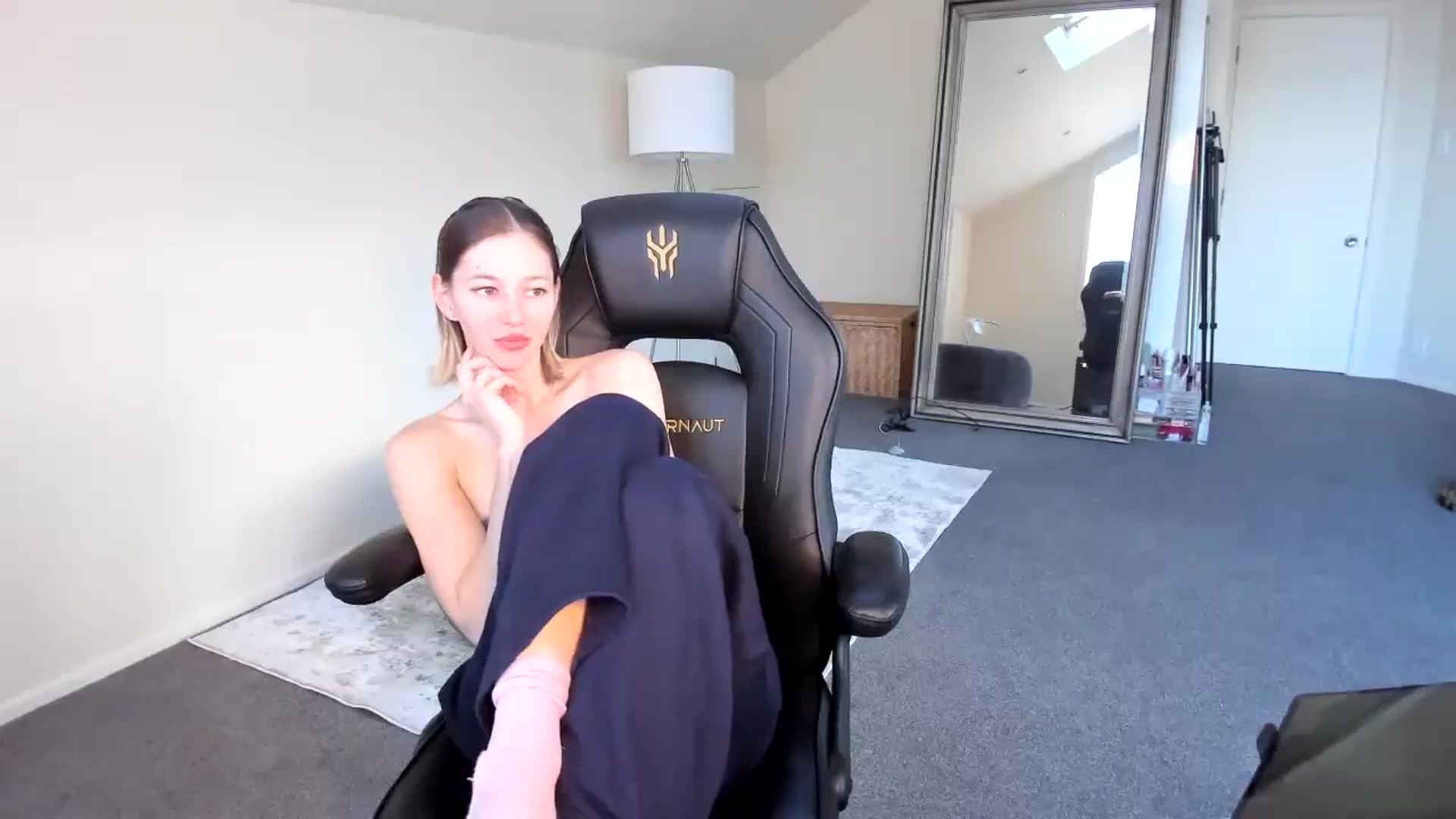 Gallery image thumbnail from Alice_NZ's myfreecams stream on, 06/21/2024, 05:12 image 8 of 20