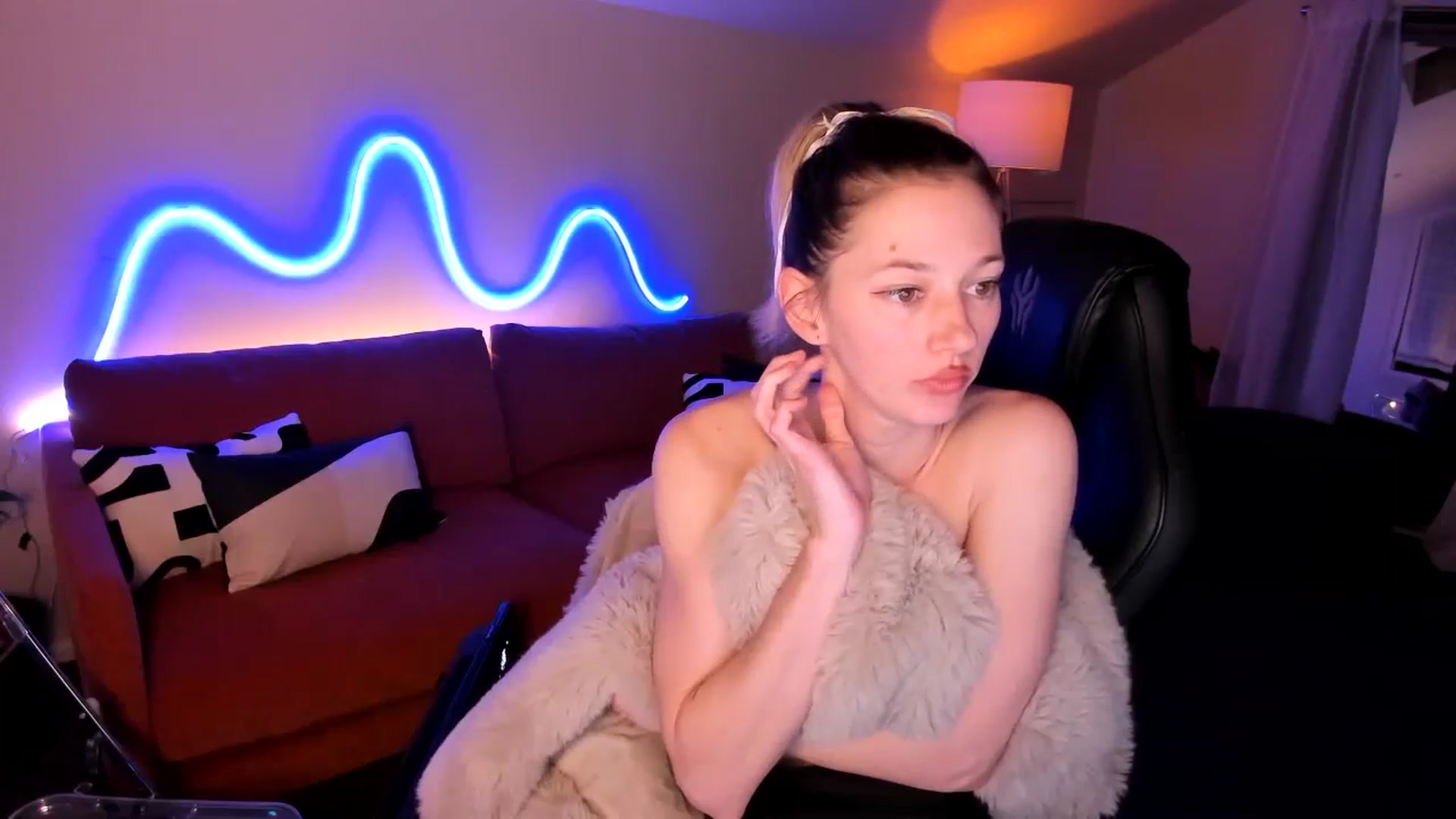 Gallery image thumbnail from Alice_NZ's myfreecams stream on, 07/19/2024, 06:51 image 5 of 20