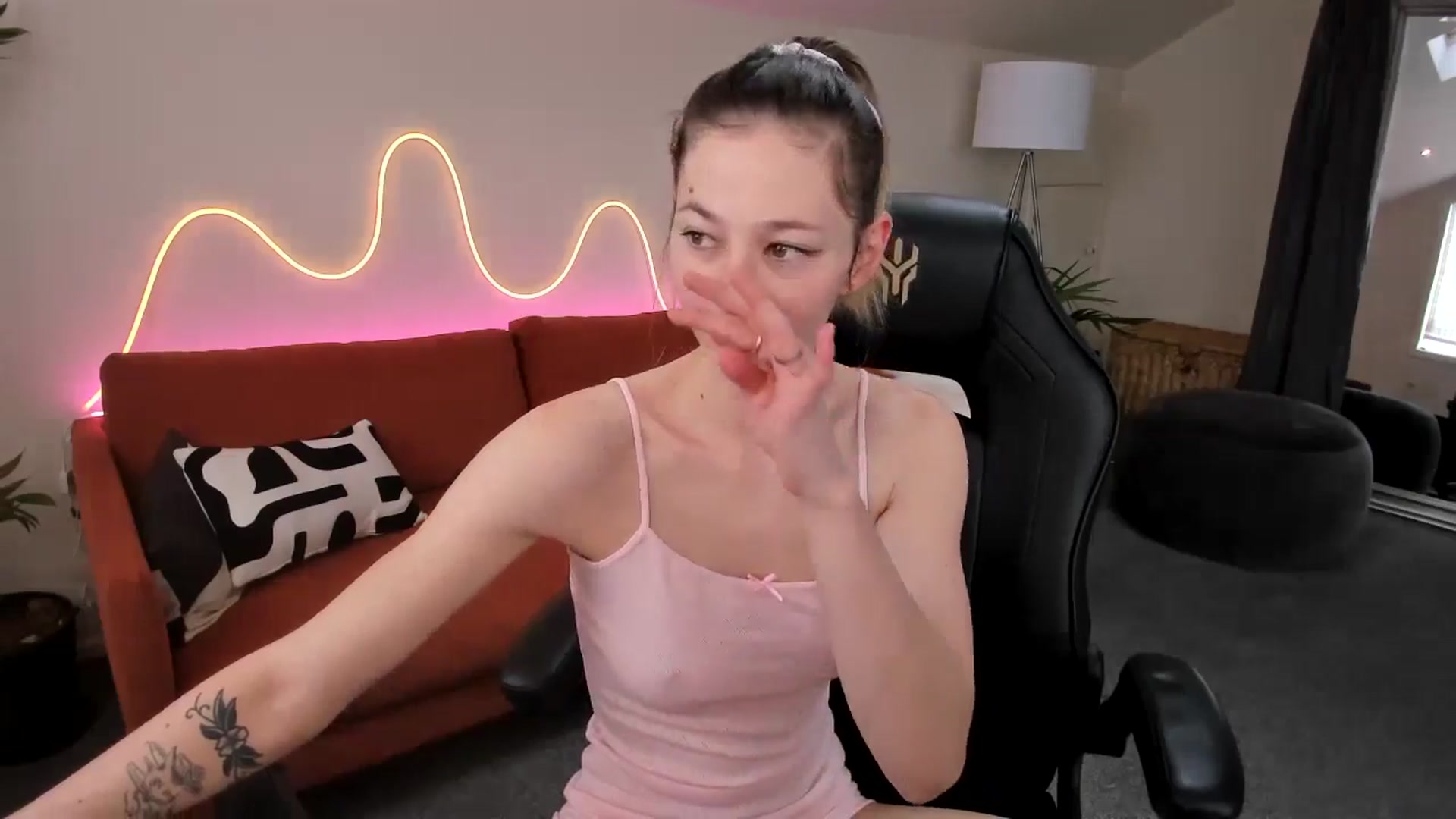 Gallery image thumbnail from Alice_NZ's myfreecams stream on, 07/23/2024, 05:09 image 3 of 20