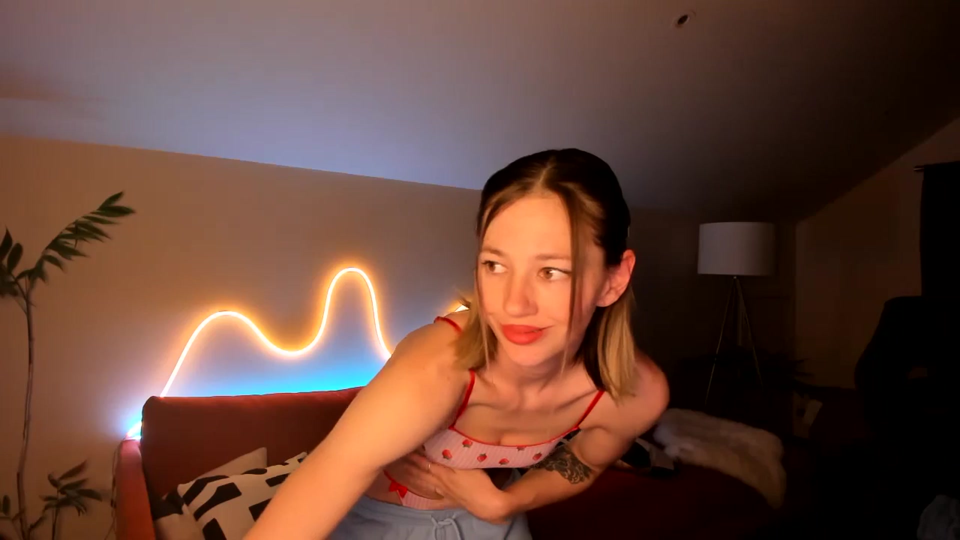 Gallery image thumbnail from Alice_NZ's myfreecams stream on, 07/27/2024, 09:22 image 11 of 20