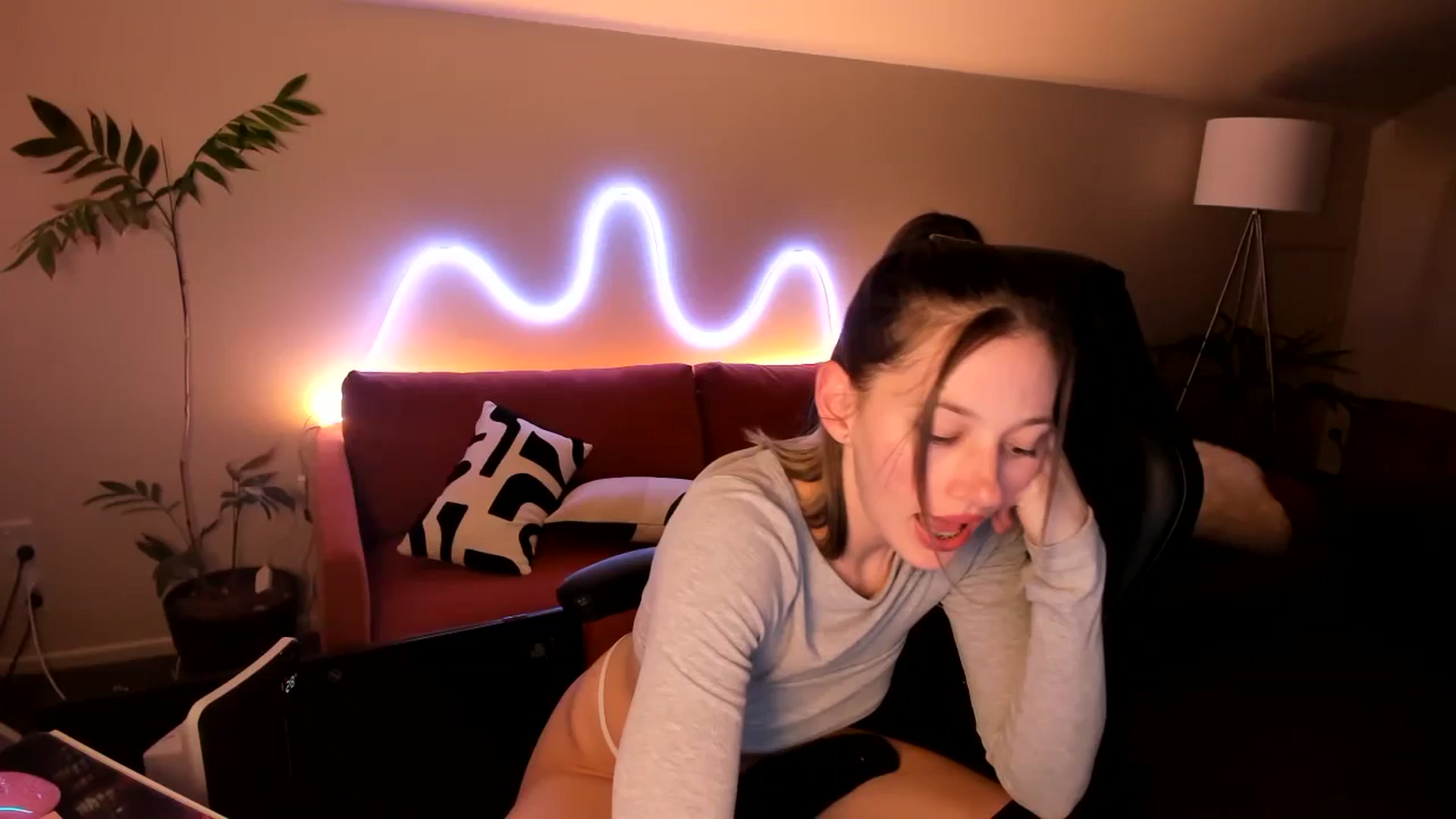 Gallery image thumbnail from Alice_NZ's myfreecams stream on, 08/11/2024, 09:27 image 4 of 20
